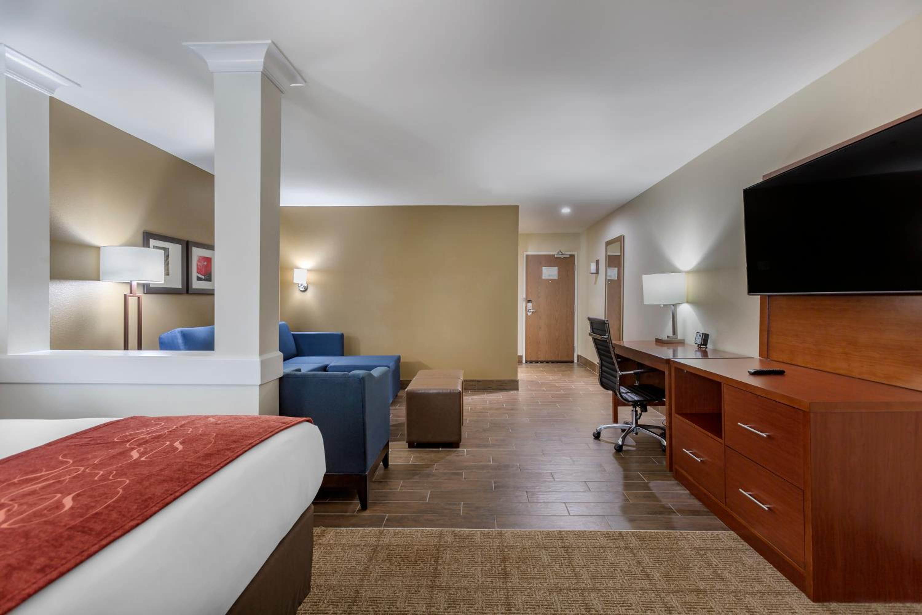 Standard Queen Suite with Two Queen Beds and Sofa Bed  photo 3