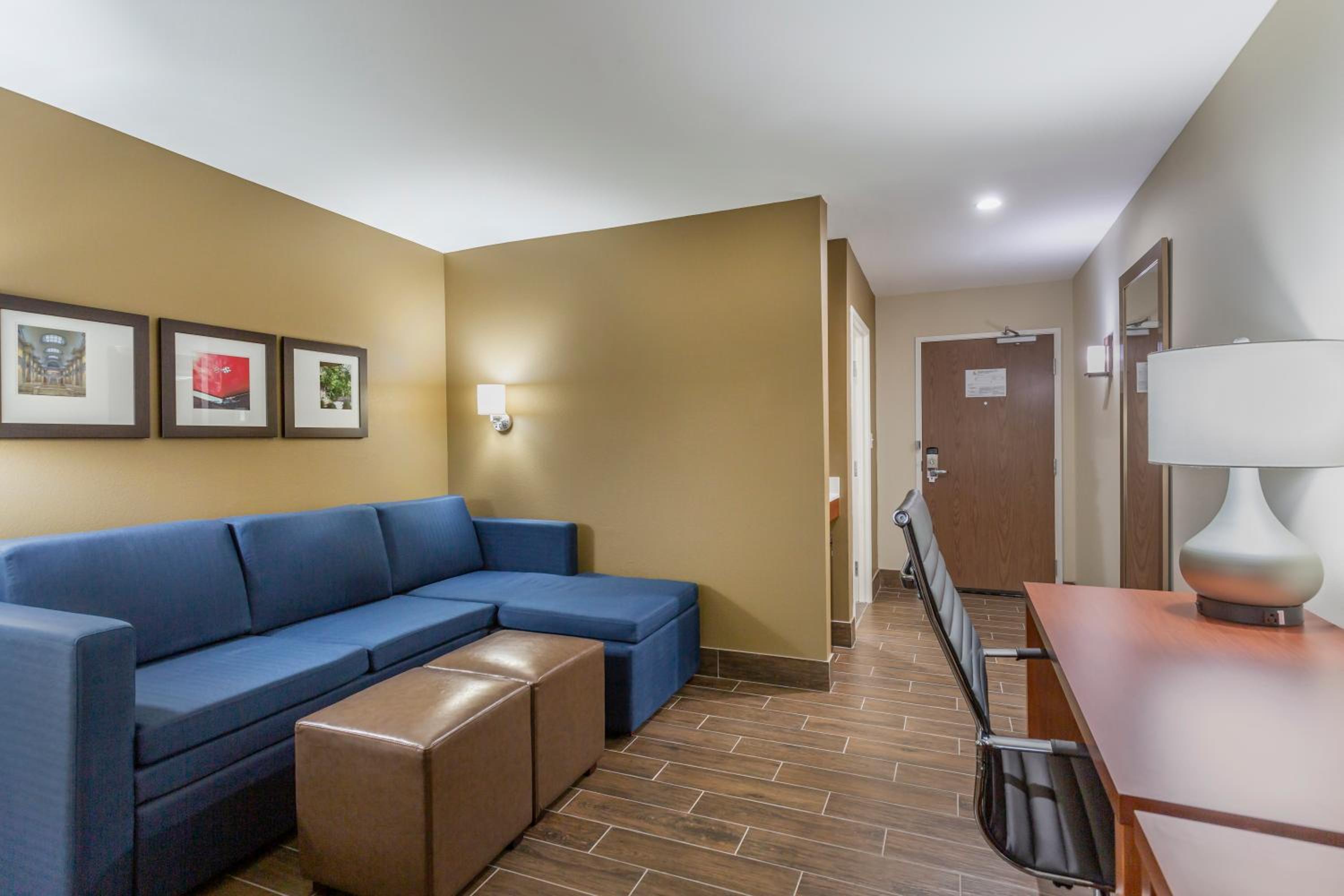 Queen Suite with Two Queen Beds and Sofa Bed photo 2