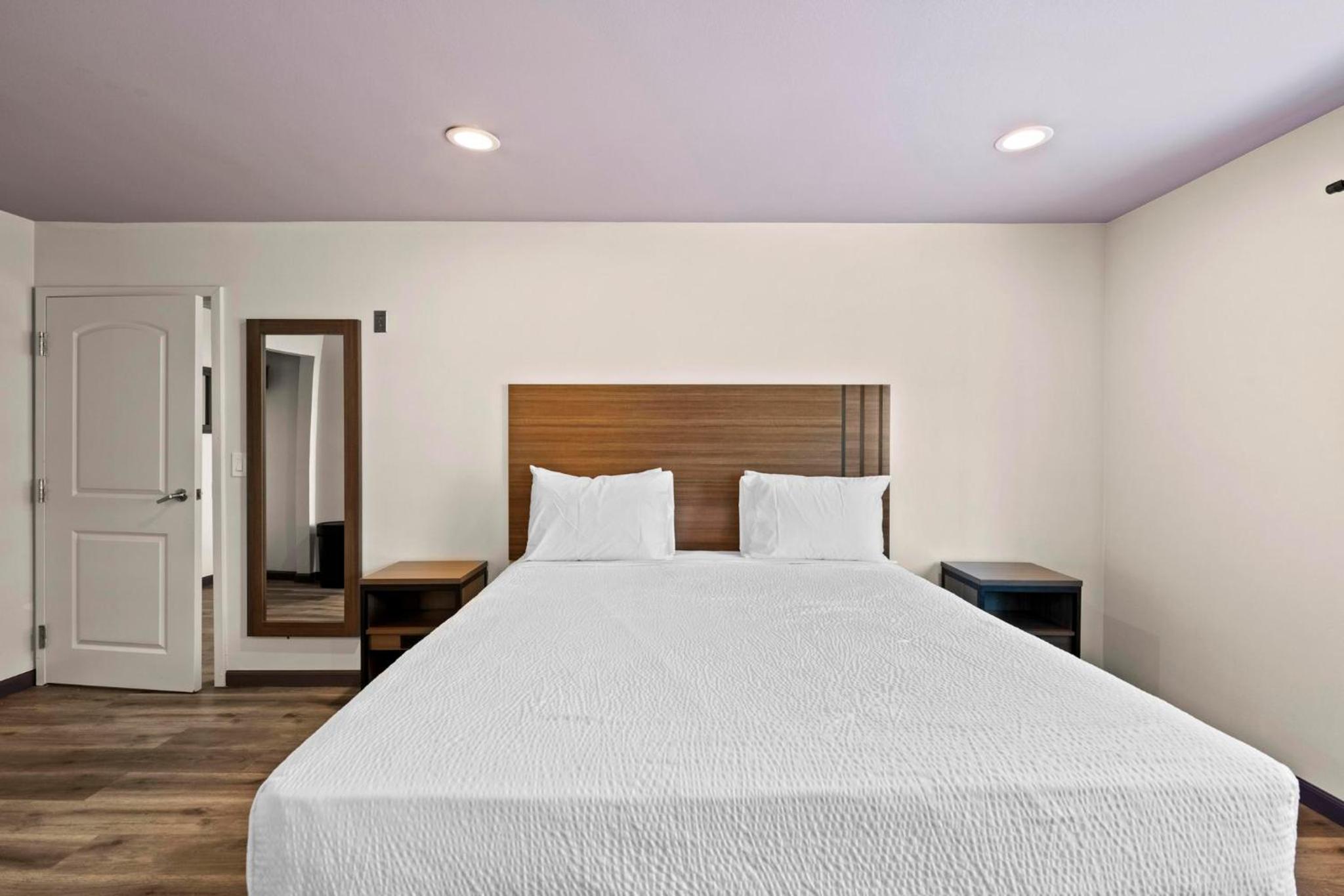 King Room with Two King Beds - Photo 10