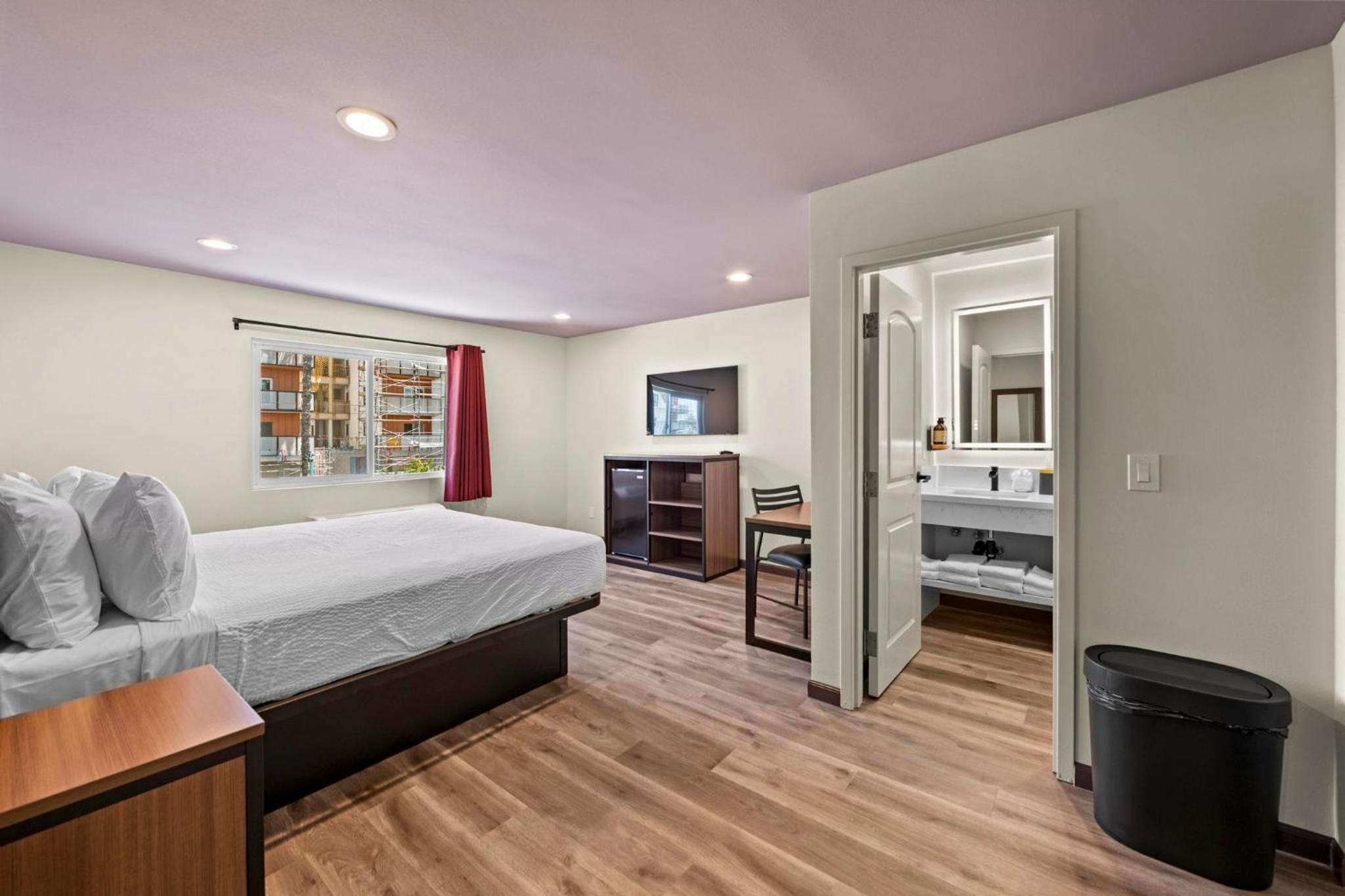 King Room with Two King Beds - Photo 2