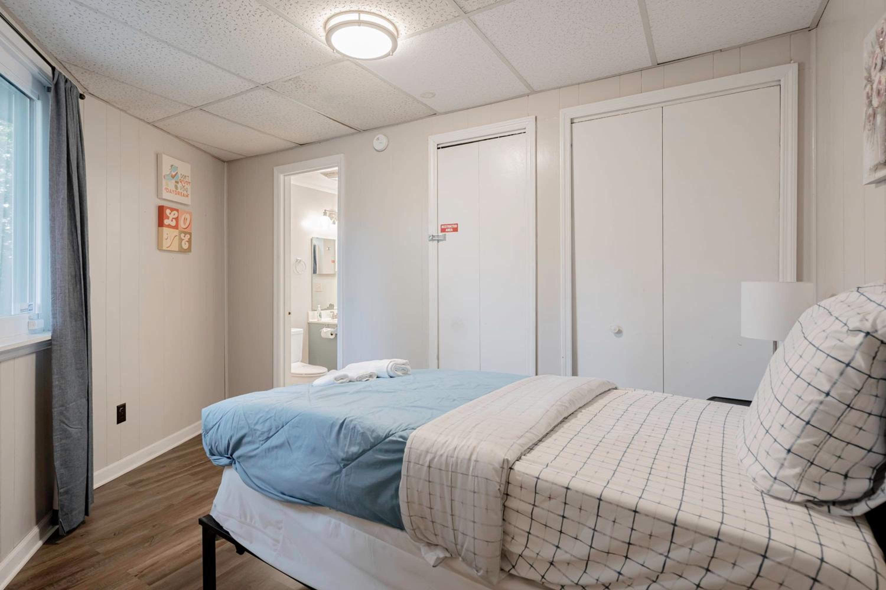 Family Room - Photo 25