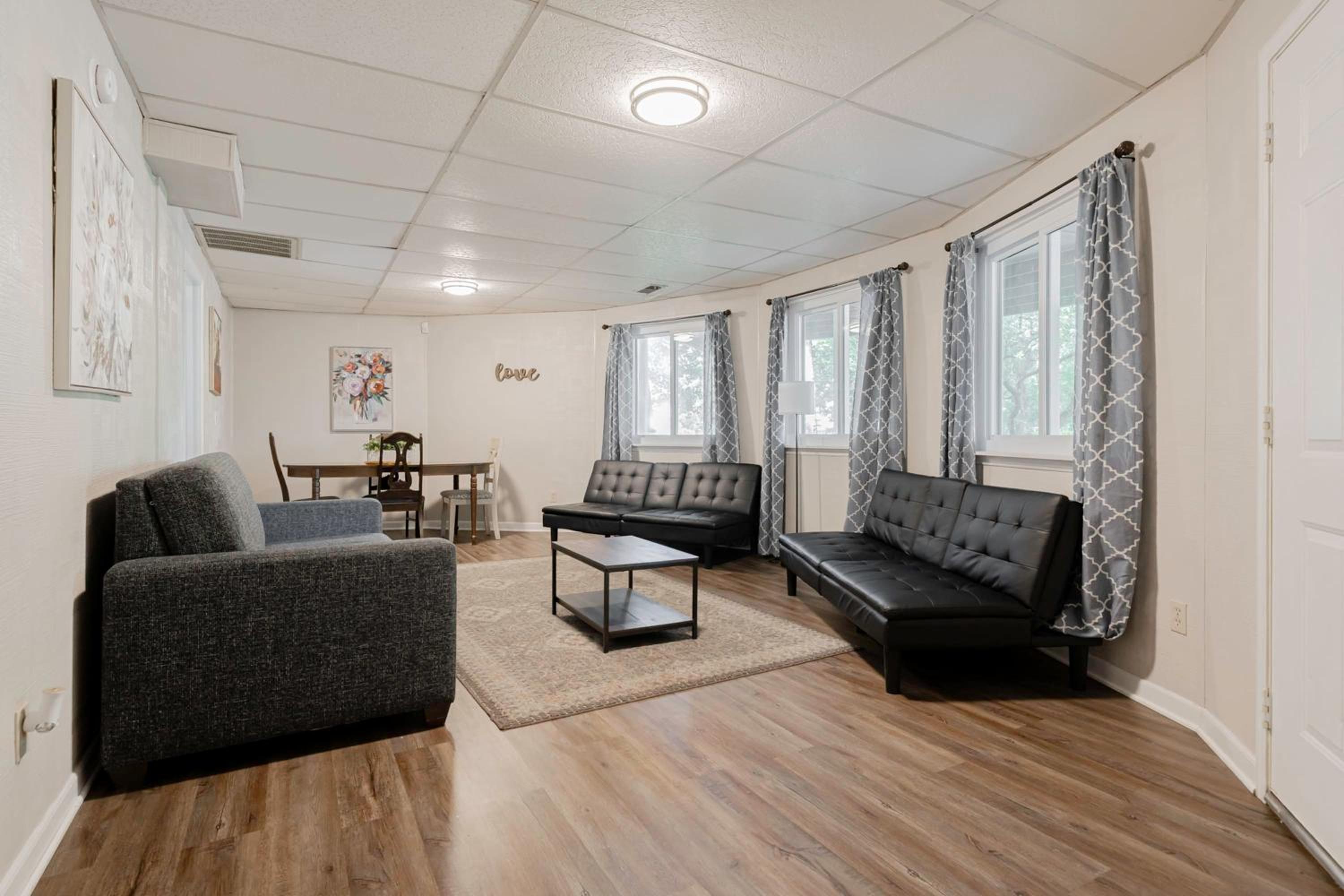 Family Room - Photo 6