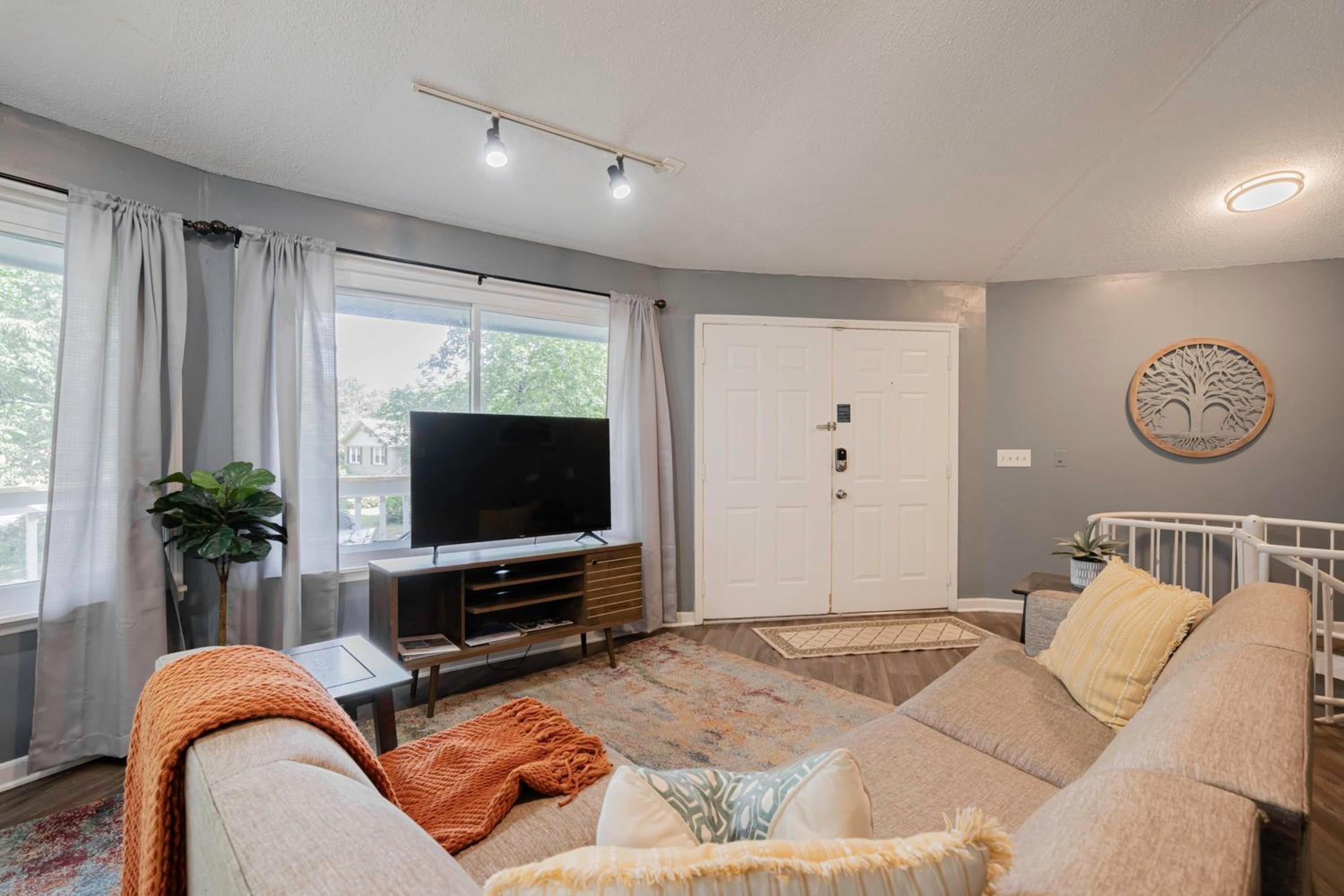 Family Room - Photo 1
