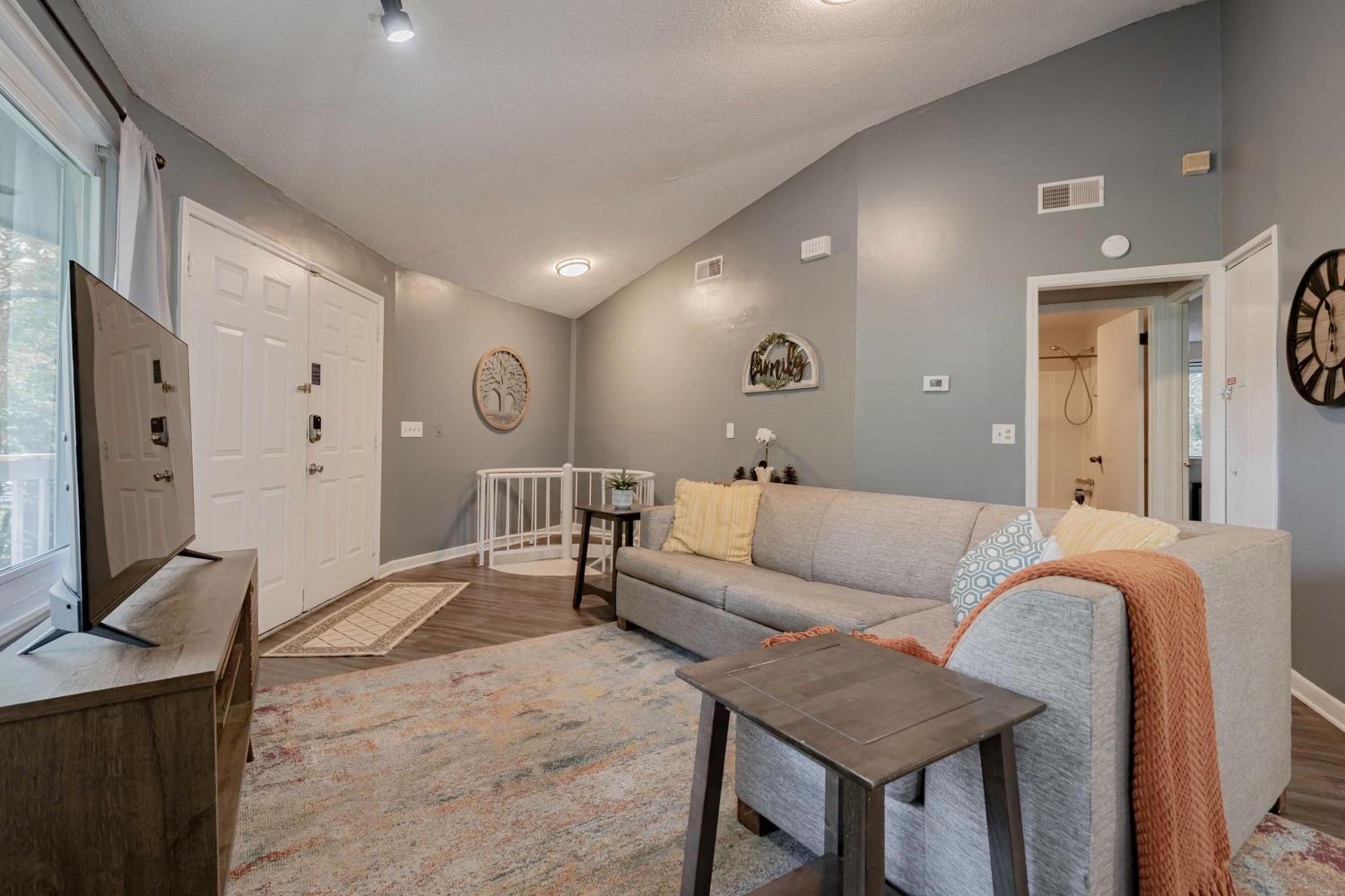 Family Room - Photo 7