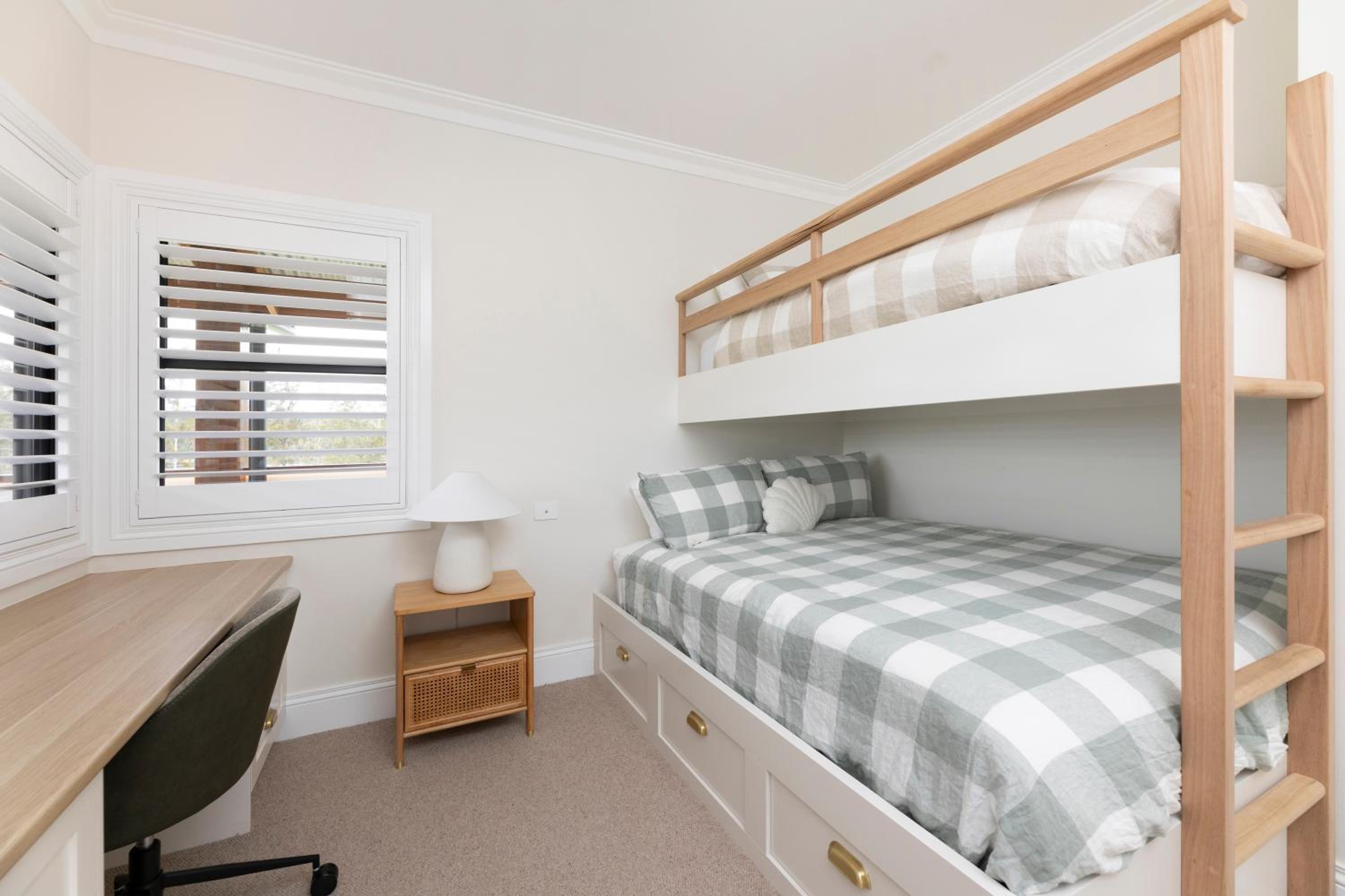 Five-Bedroom House photo 1
