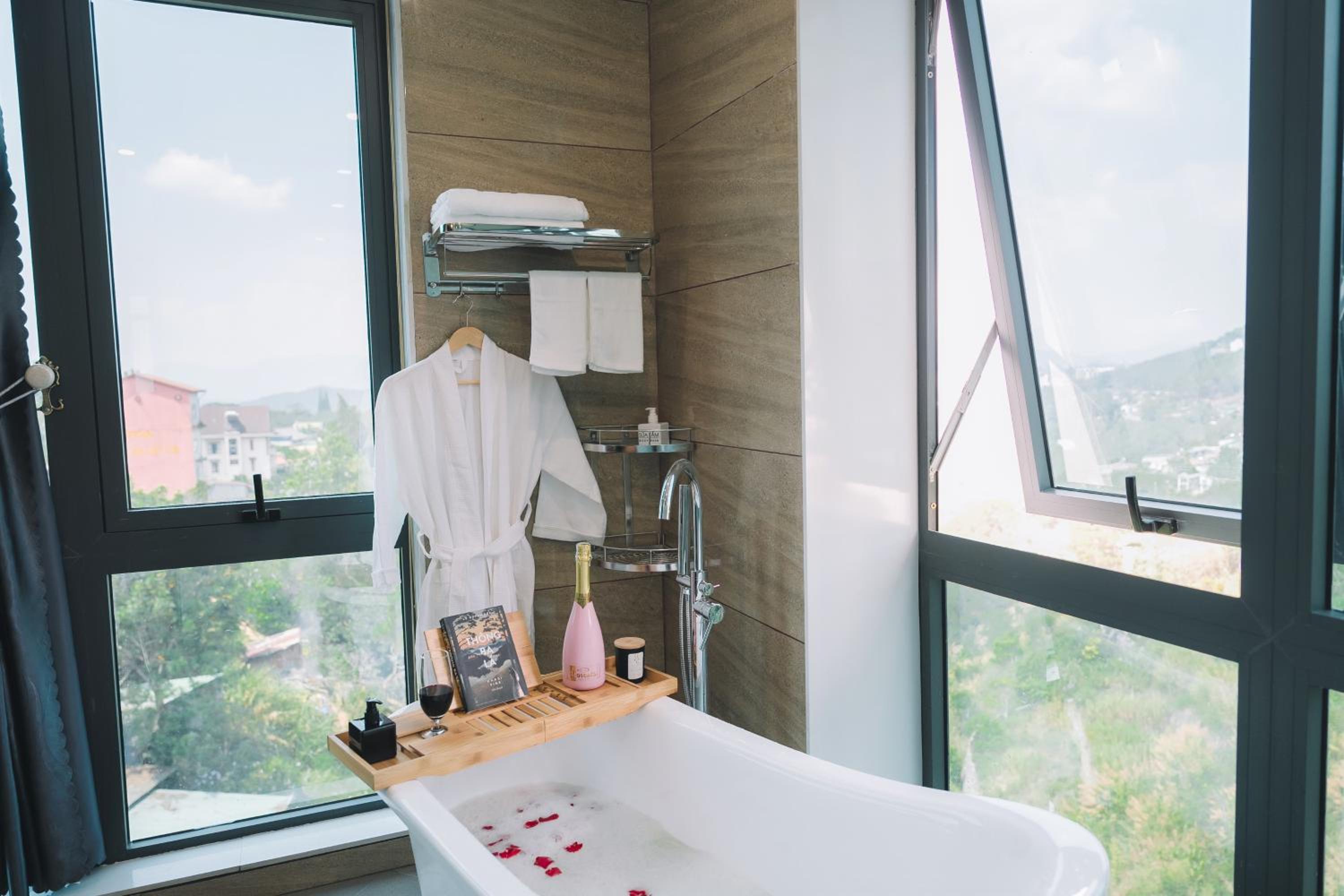 Deluxe Double Room with Bath photo 3