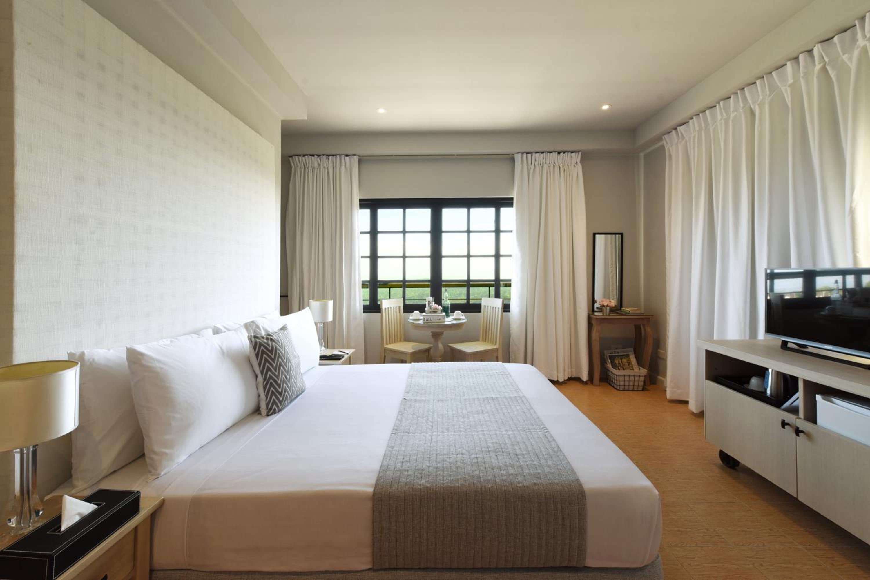 Deluxe Queen Room - Photo 2