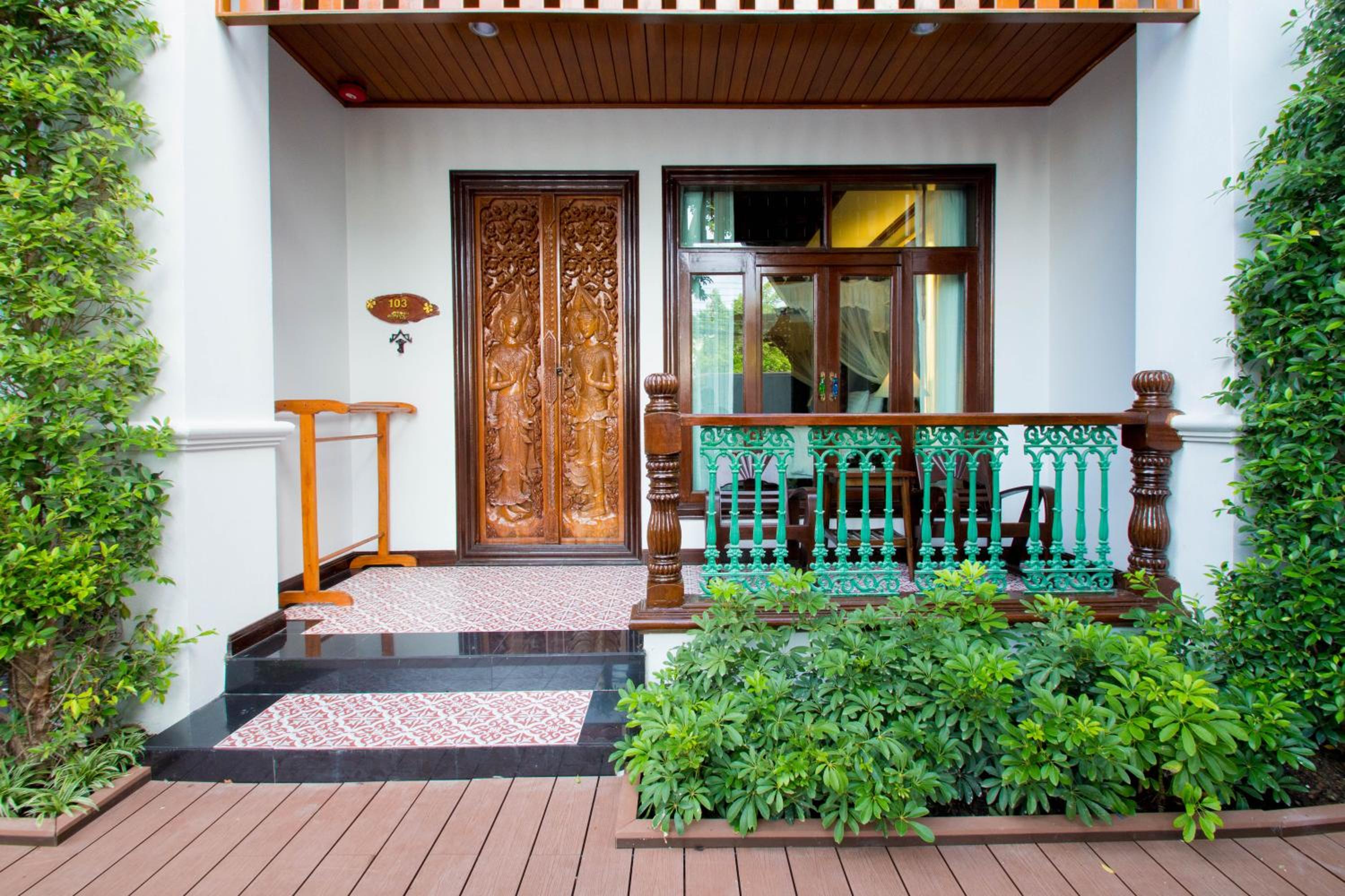 King Room with Pool View - Photo 5