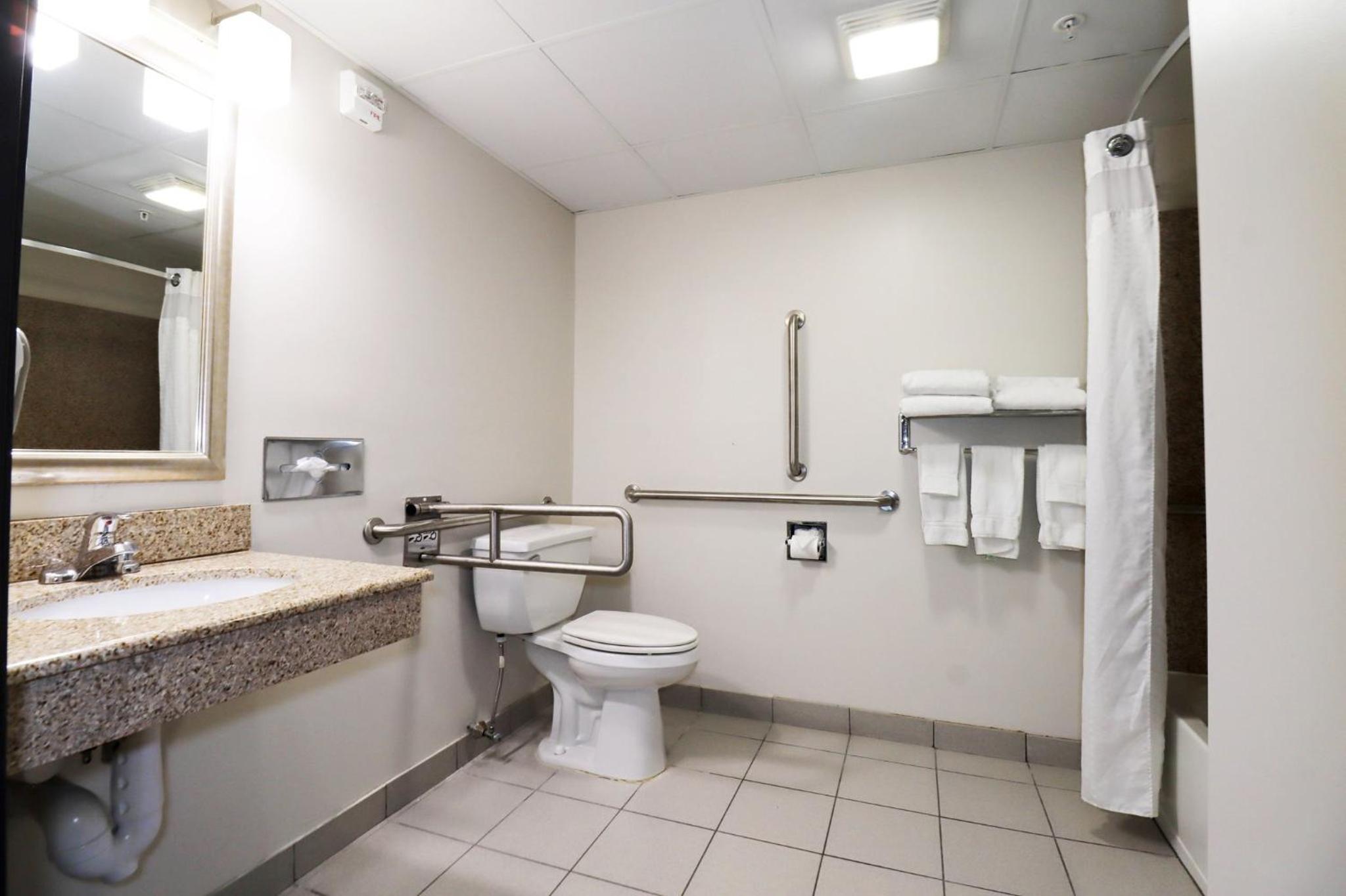 Standard Queen Room with Two Queen Beds and Mobility Accessible Tub - Photo 2