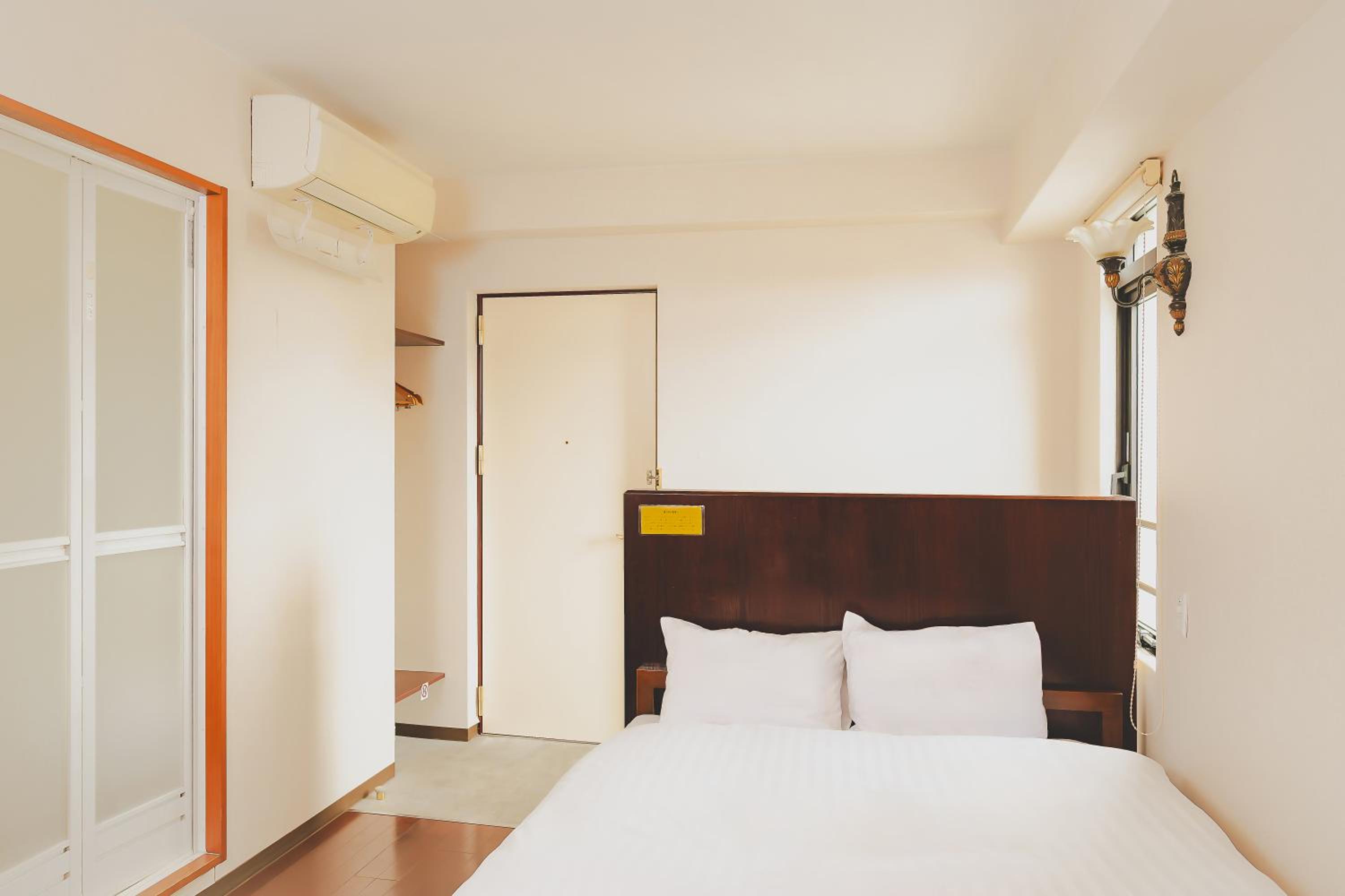Double Room - Non-Smoking  - Photo 6