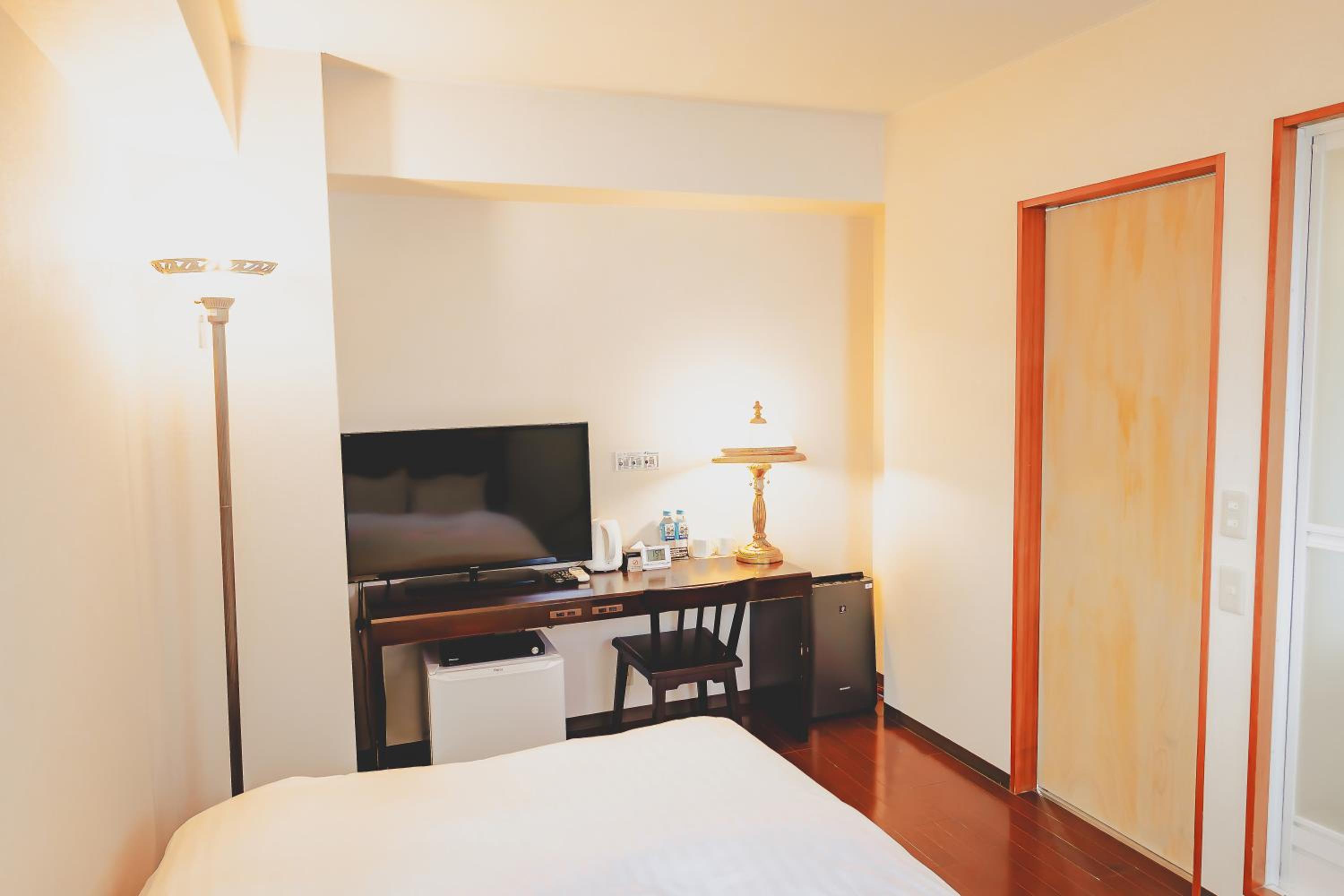 Double Room - Non-Smoking  - Photo 4