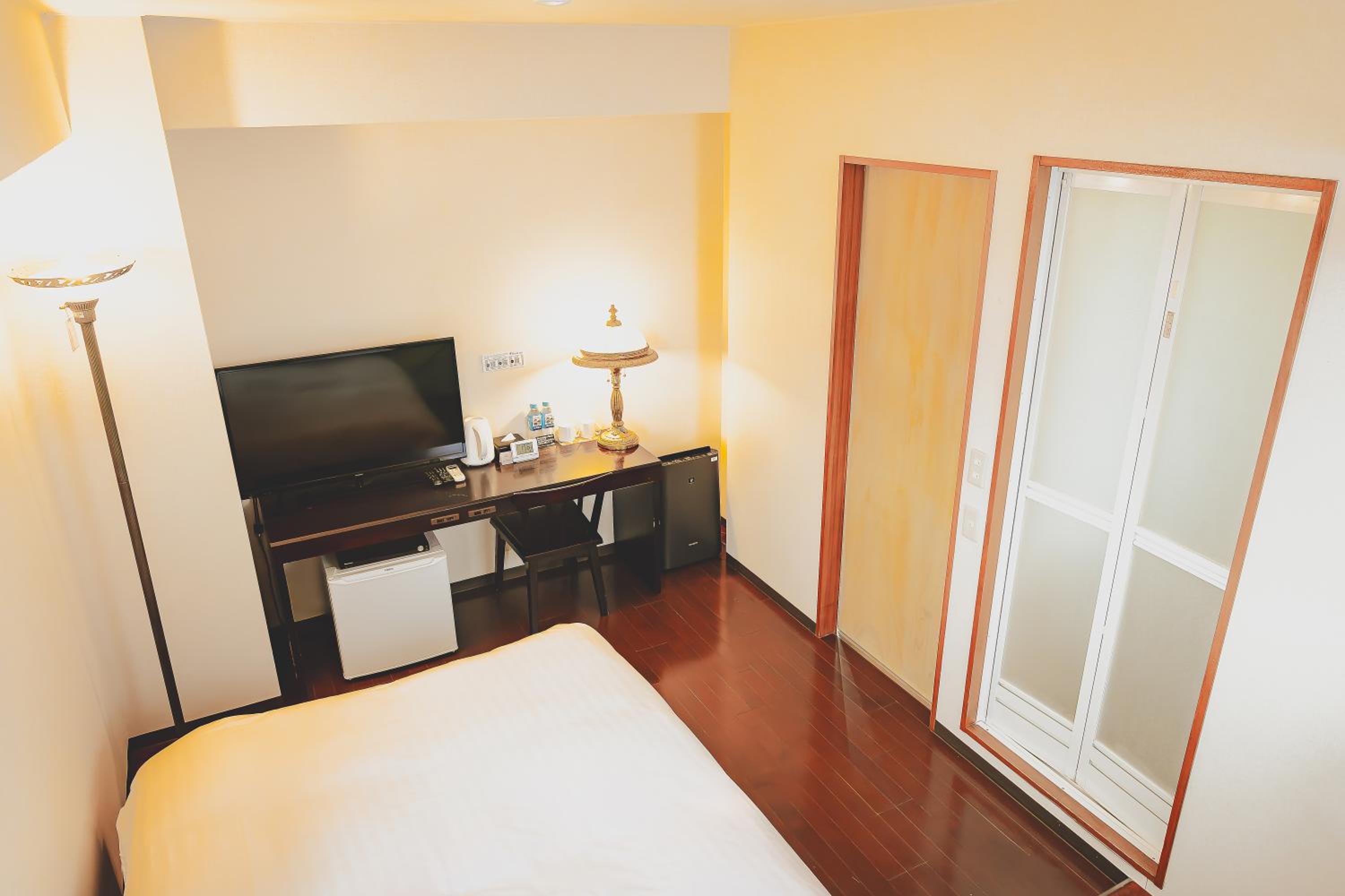 Double Room - Non-Smoking  - Photo 5