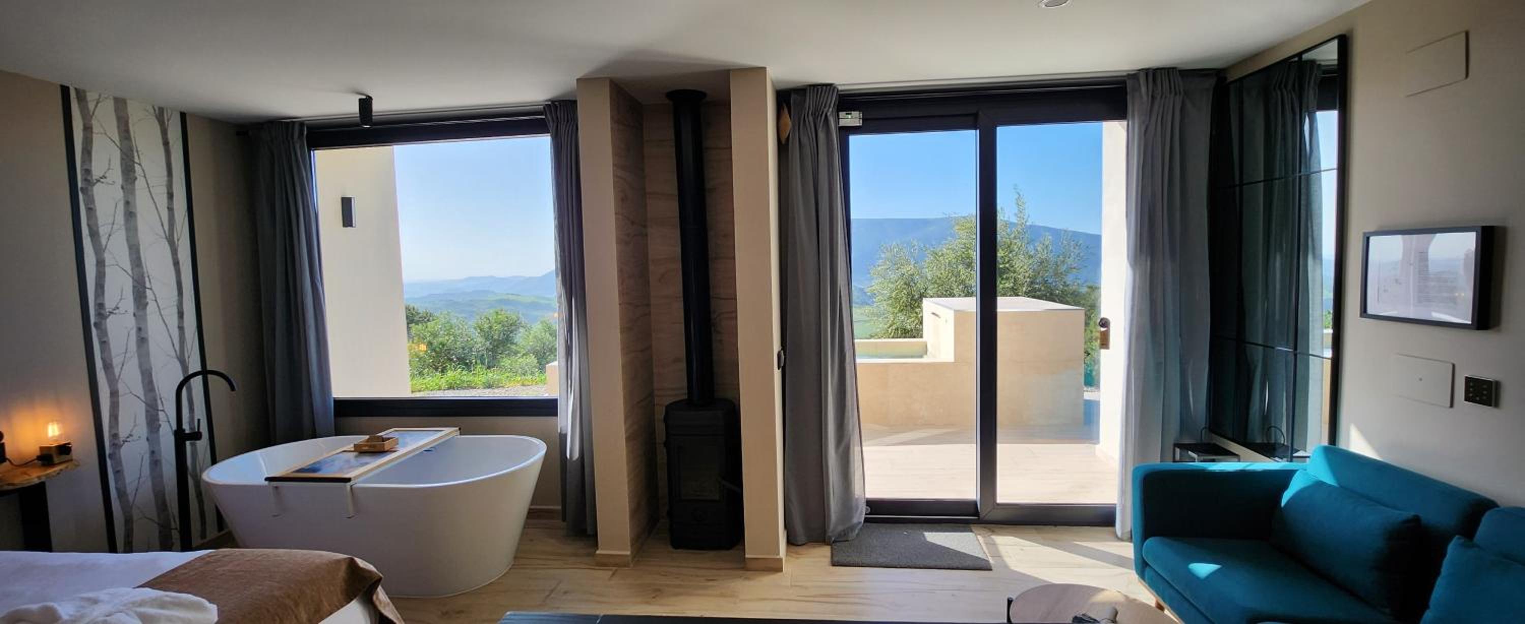 Deluxe Double Room with Bath photo 3