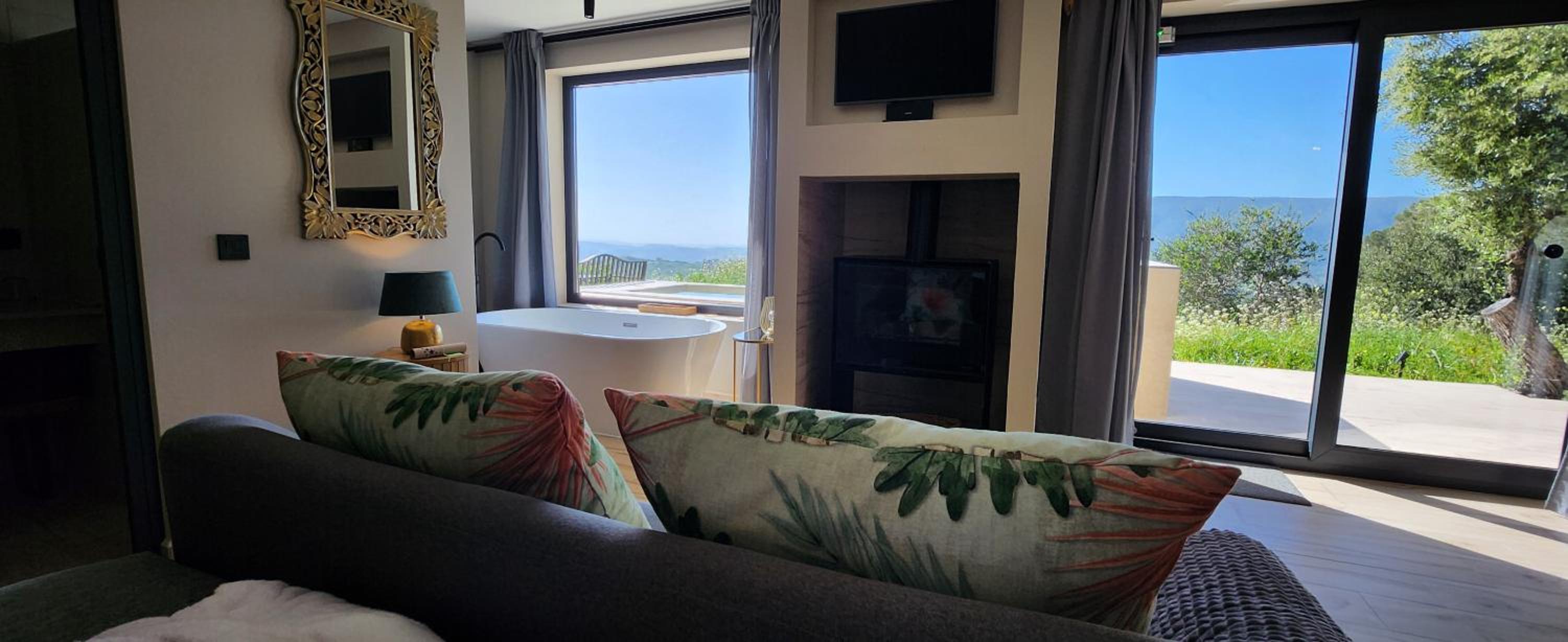 Deluxe Double Room with Bath photo 2