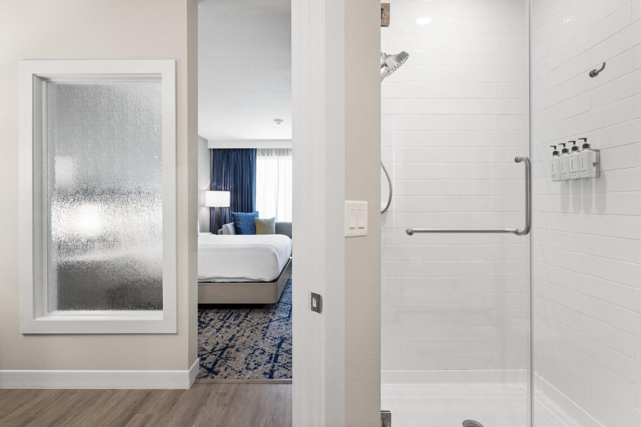 Standard King Room - Photo 4