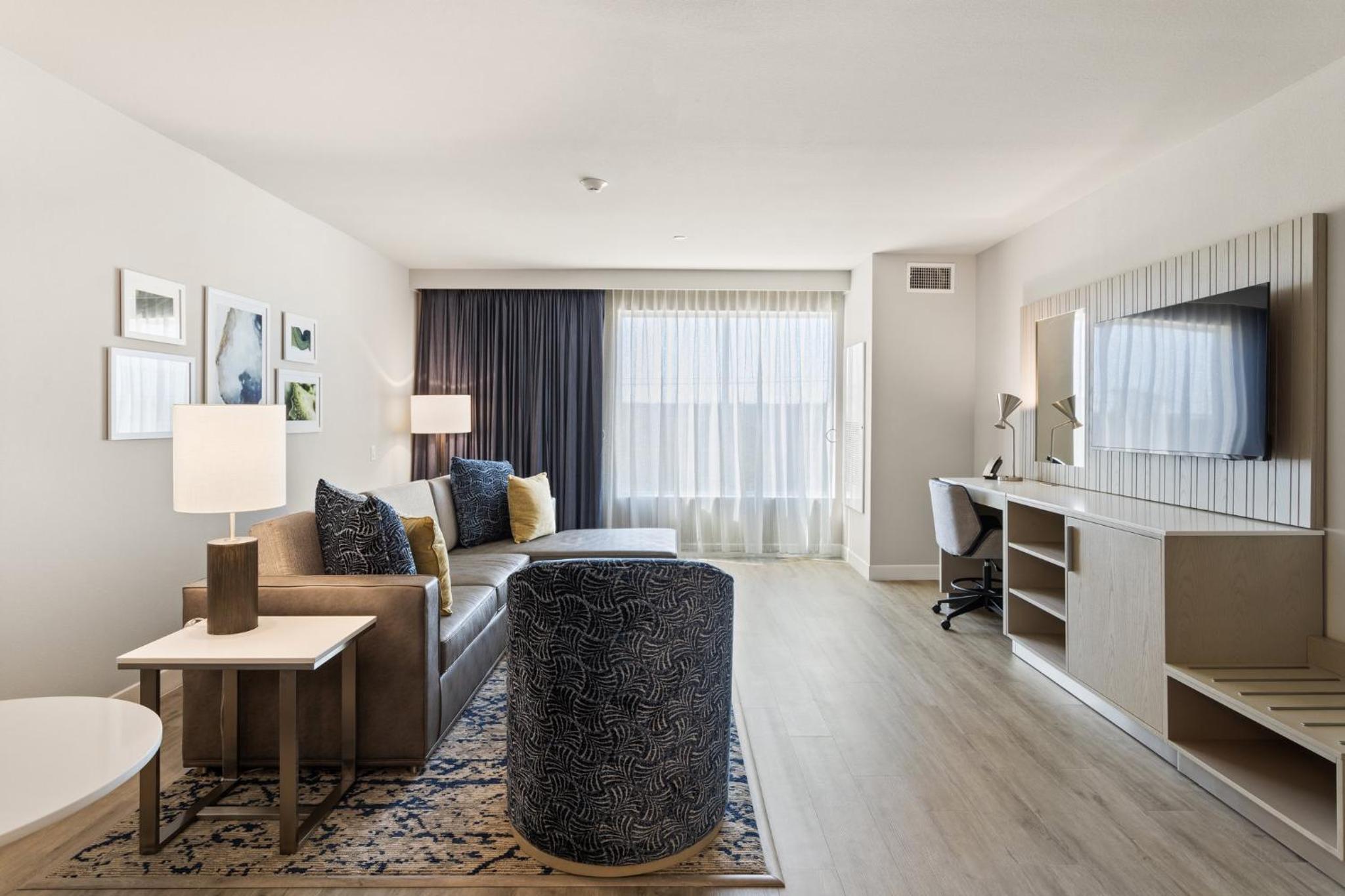 One-Bedroom King Suite - Photo 6