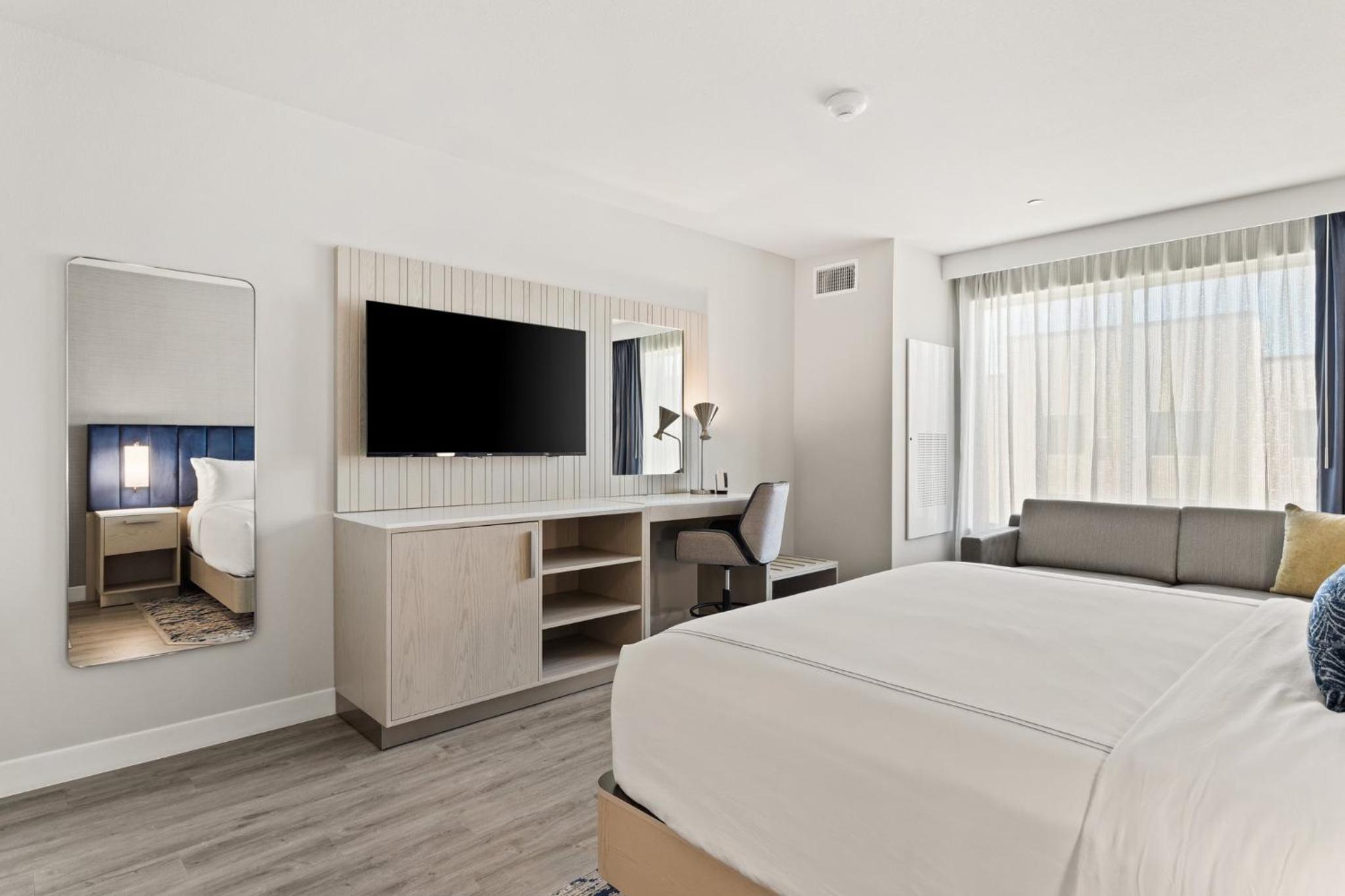 Standard King Room - Communications Accessible