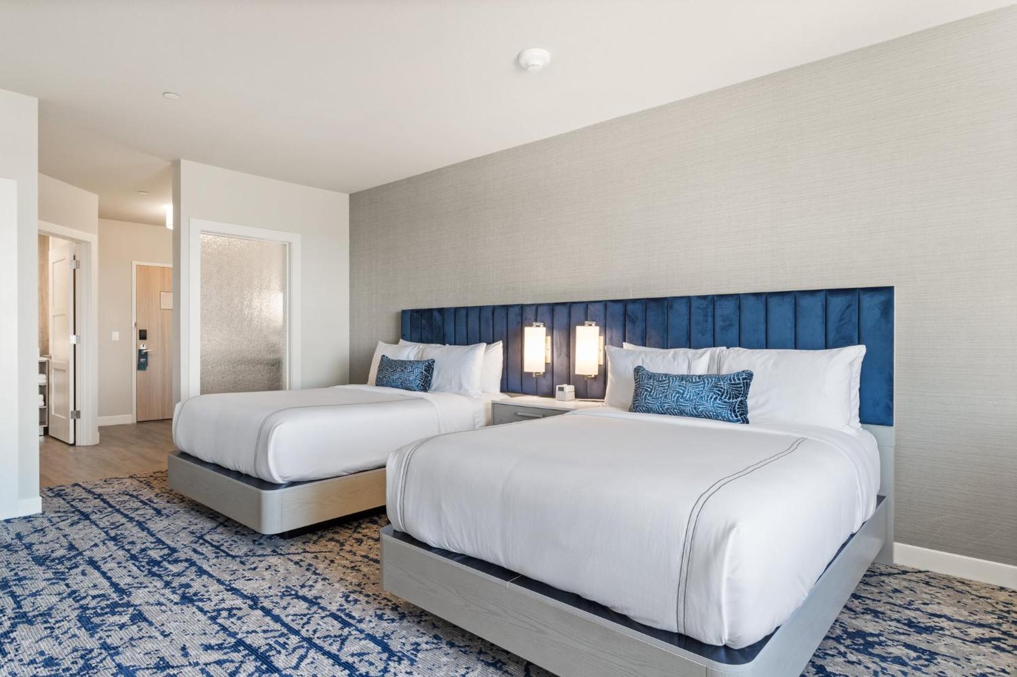 Standard Queen Room with Two Queen Beds - Photo 4