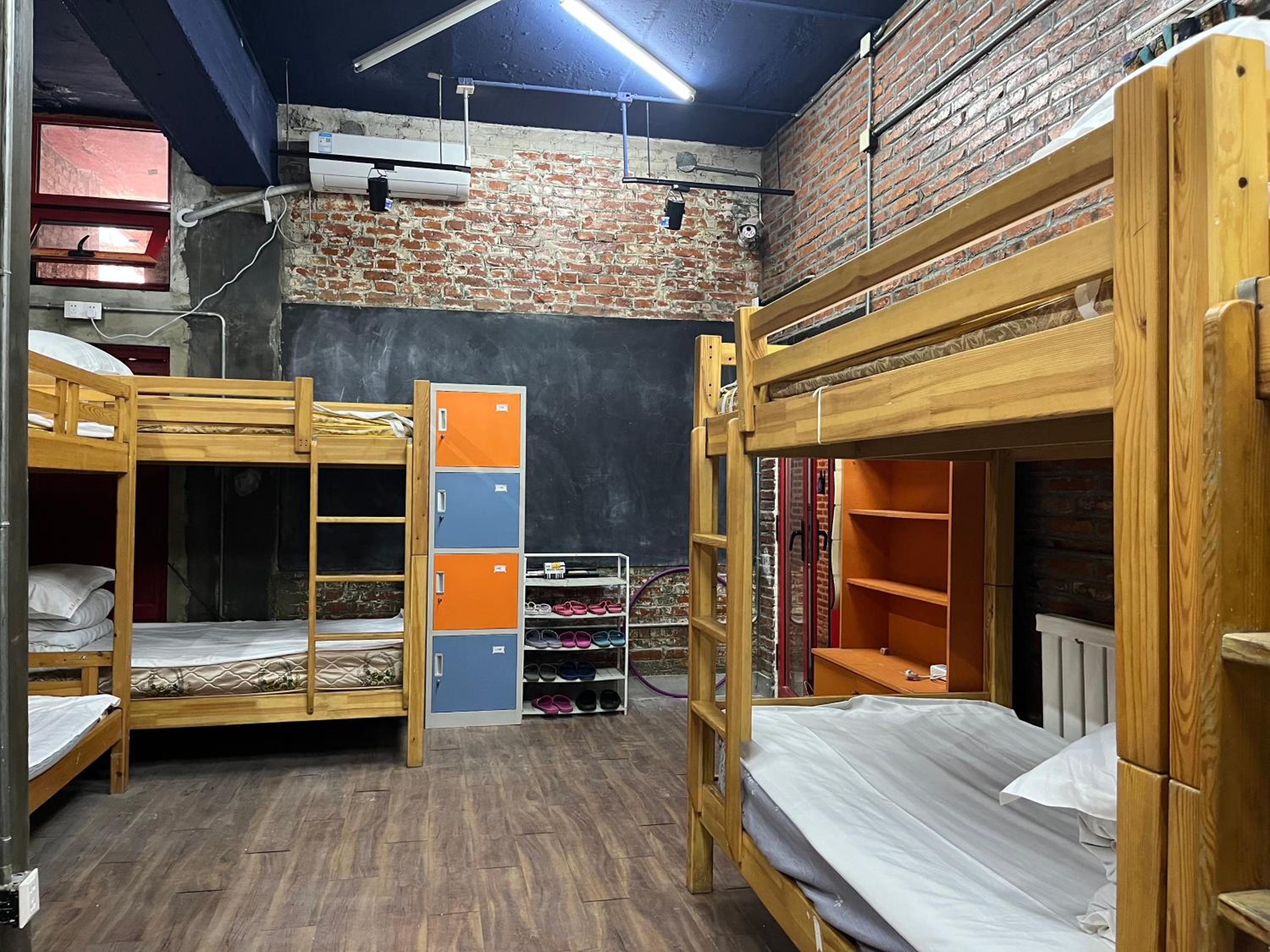 Bed in 10-Bed Mixed Dormitory Room photo 3