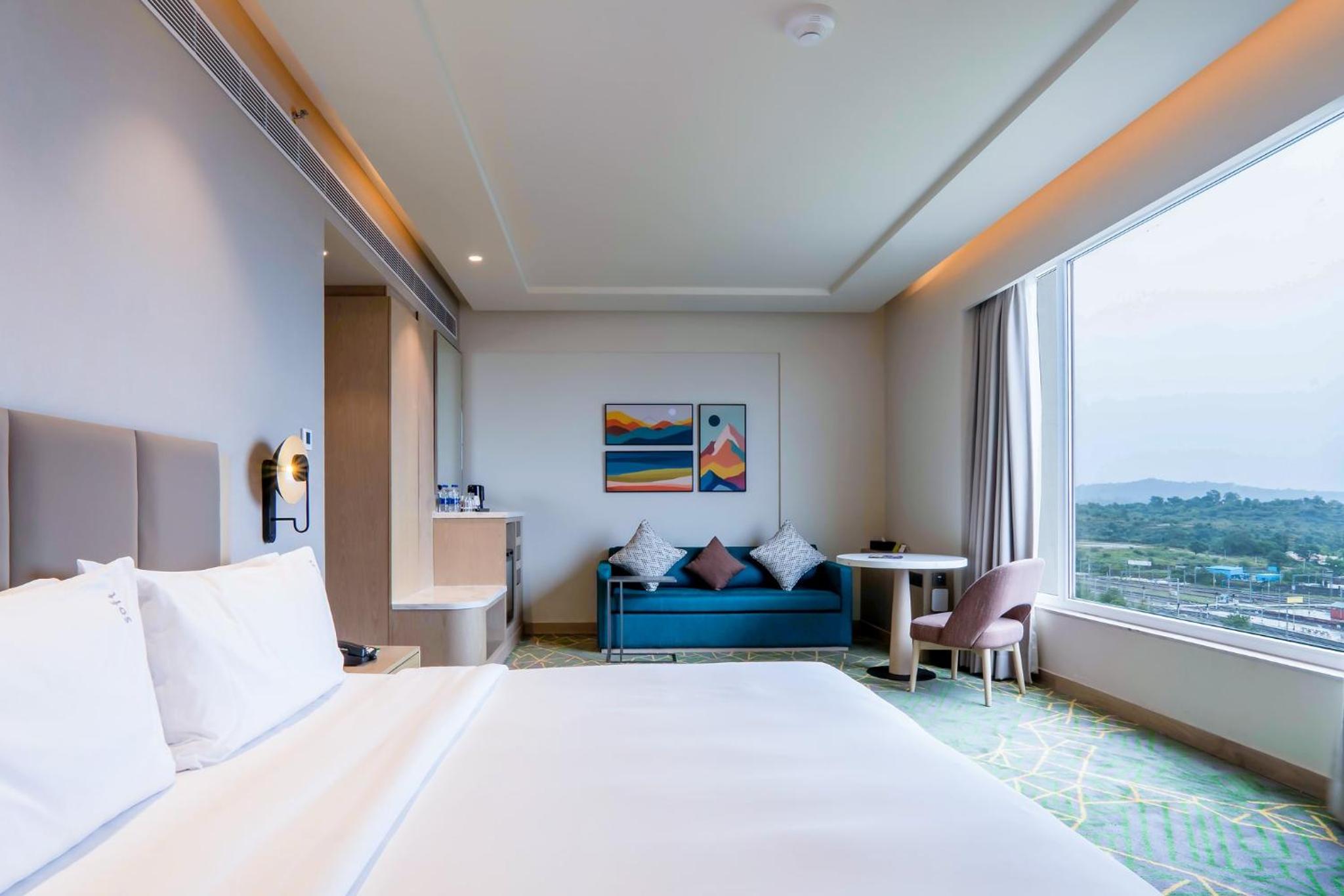 Premium King Room - Photo 3