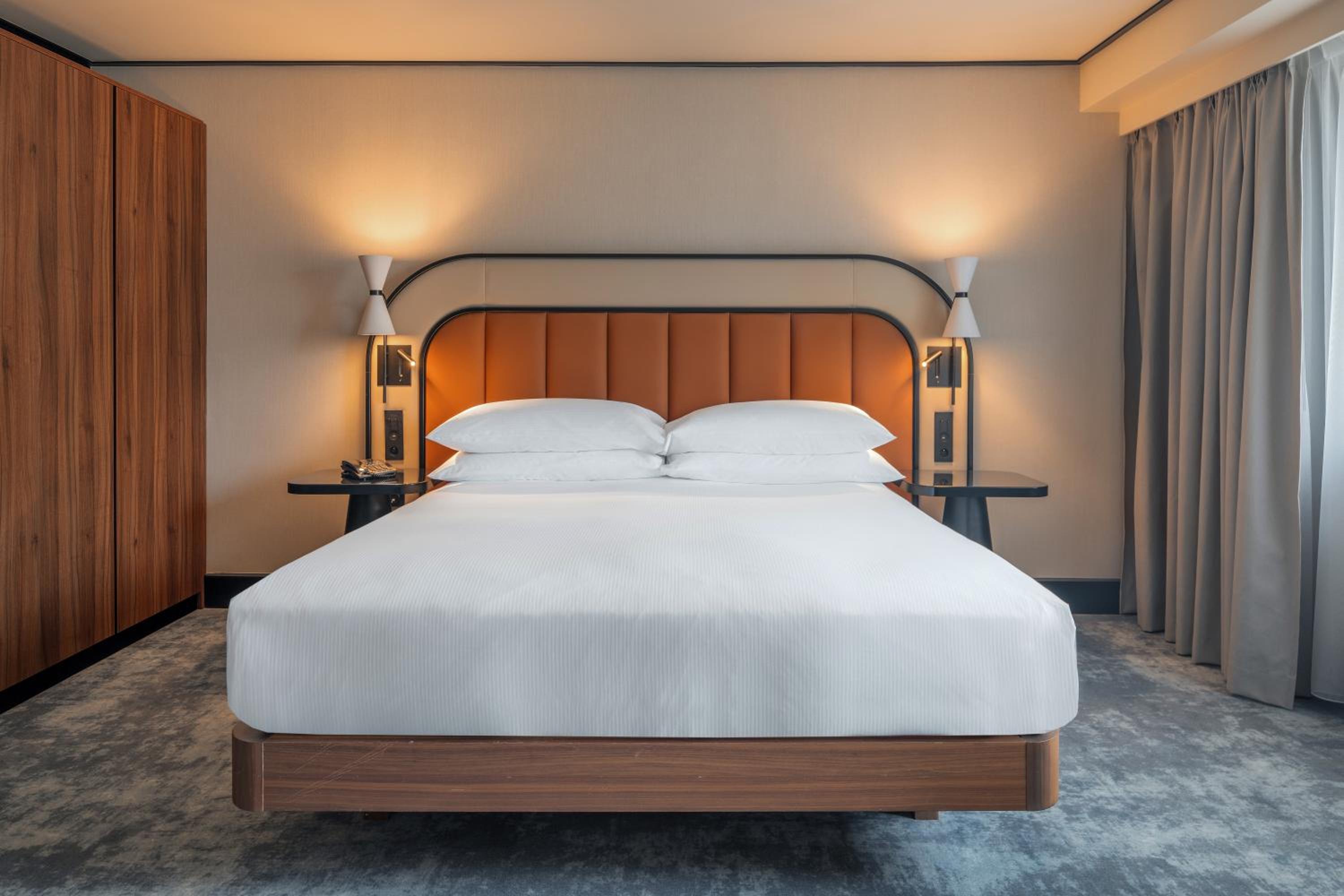 Deluxe King Room - Photo 4