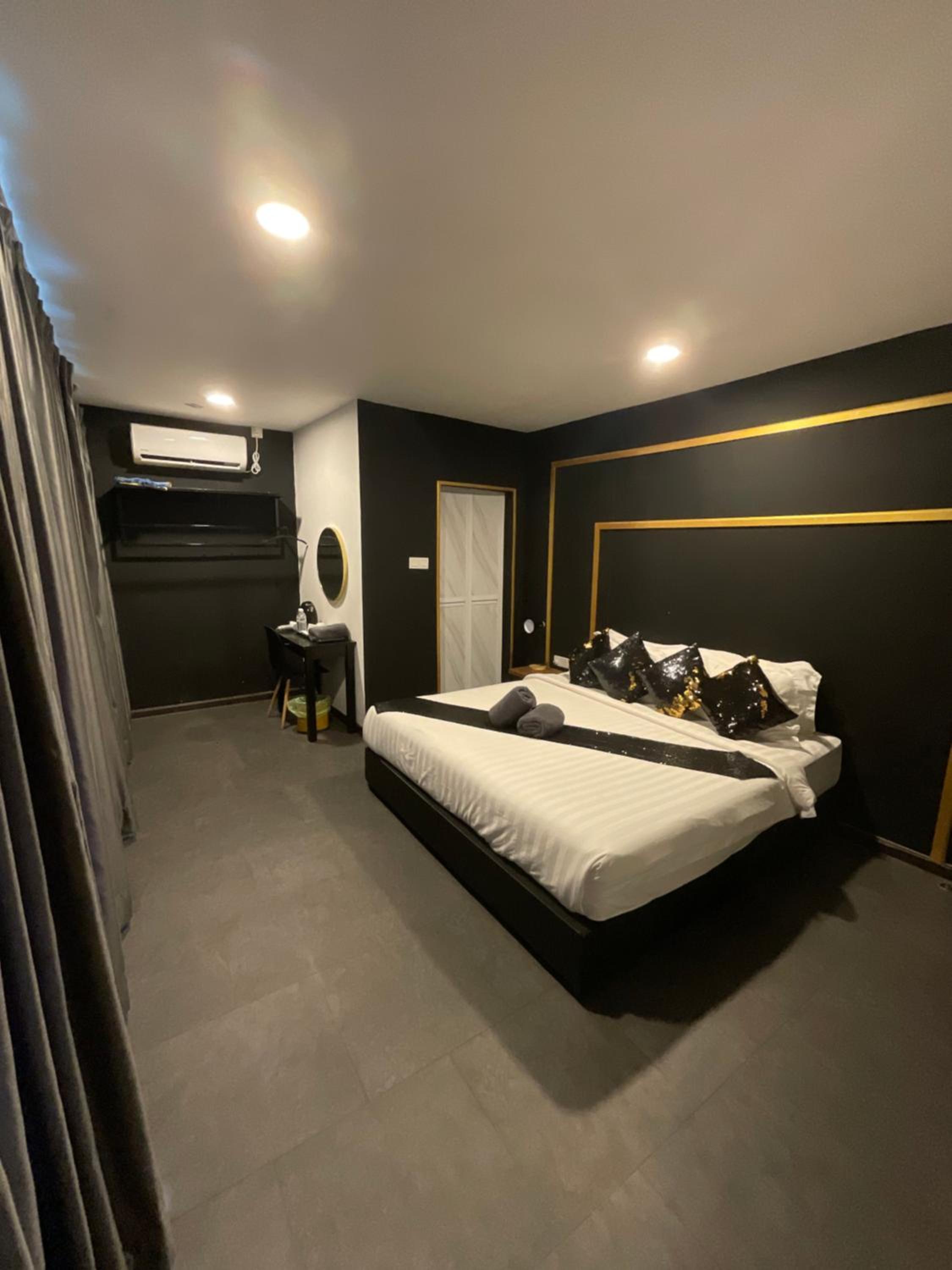 King Room with Pool View photo 2