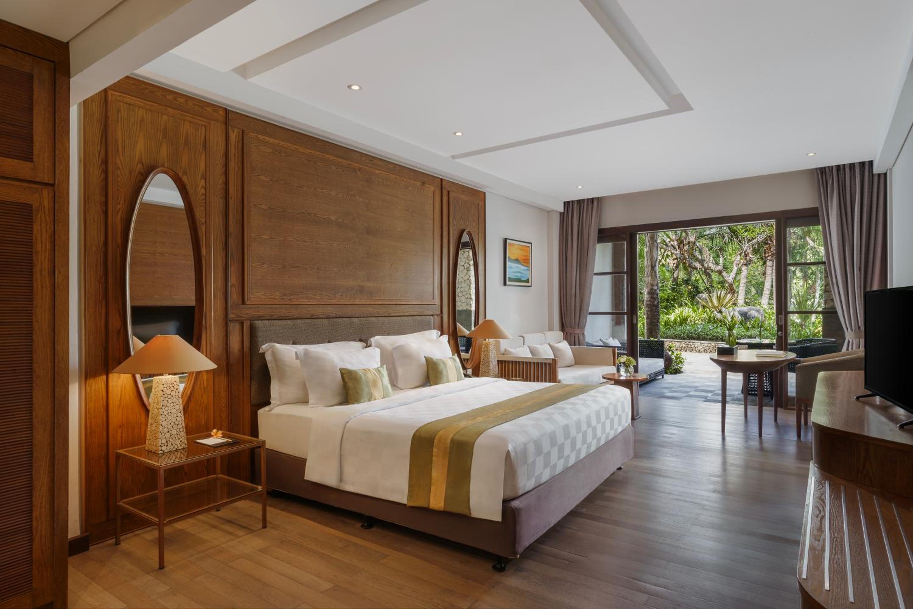 Deluxe King Room with Garden View