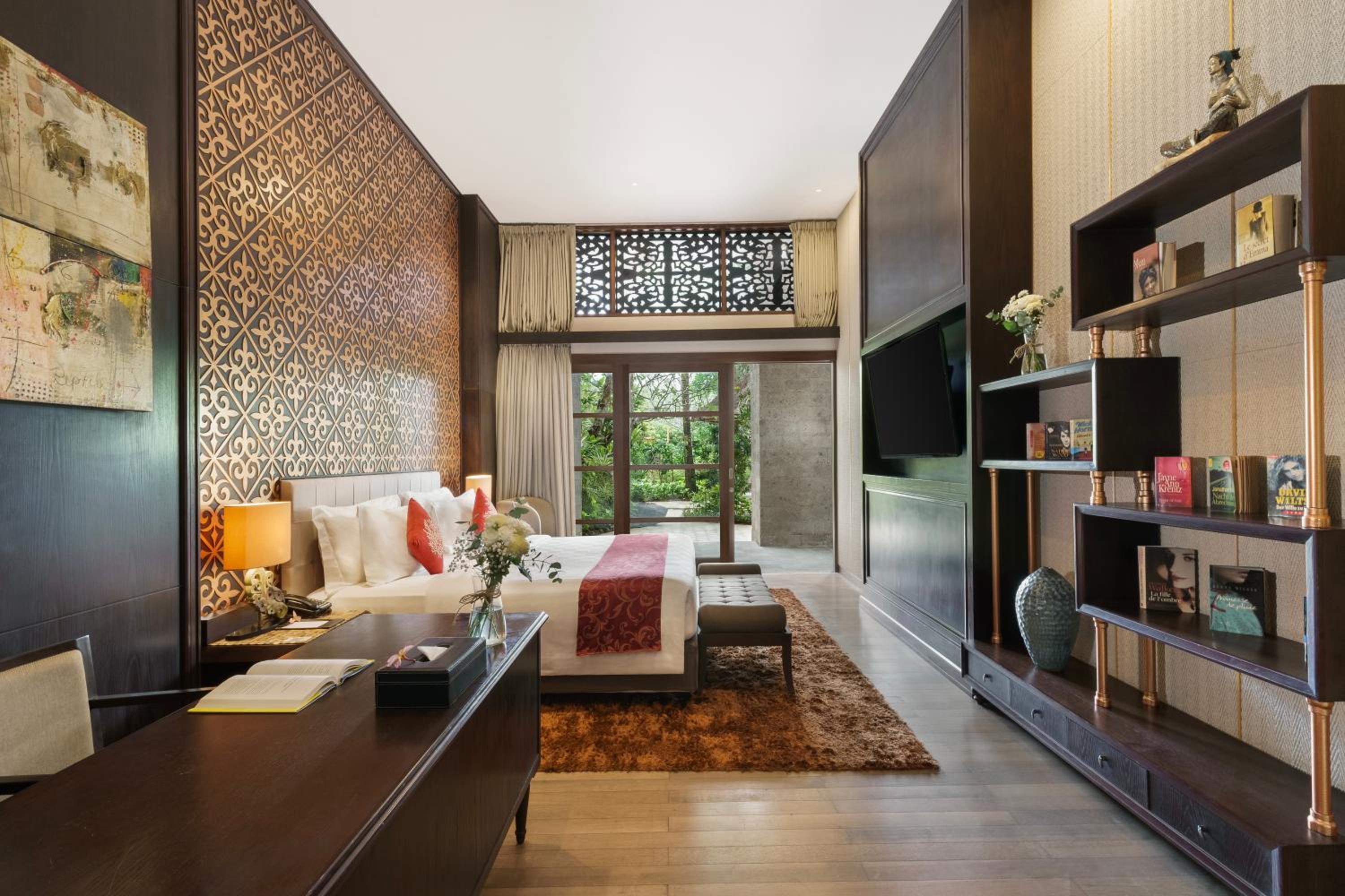 Presidential King Suite with Pool Access