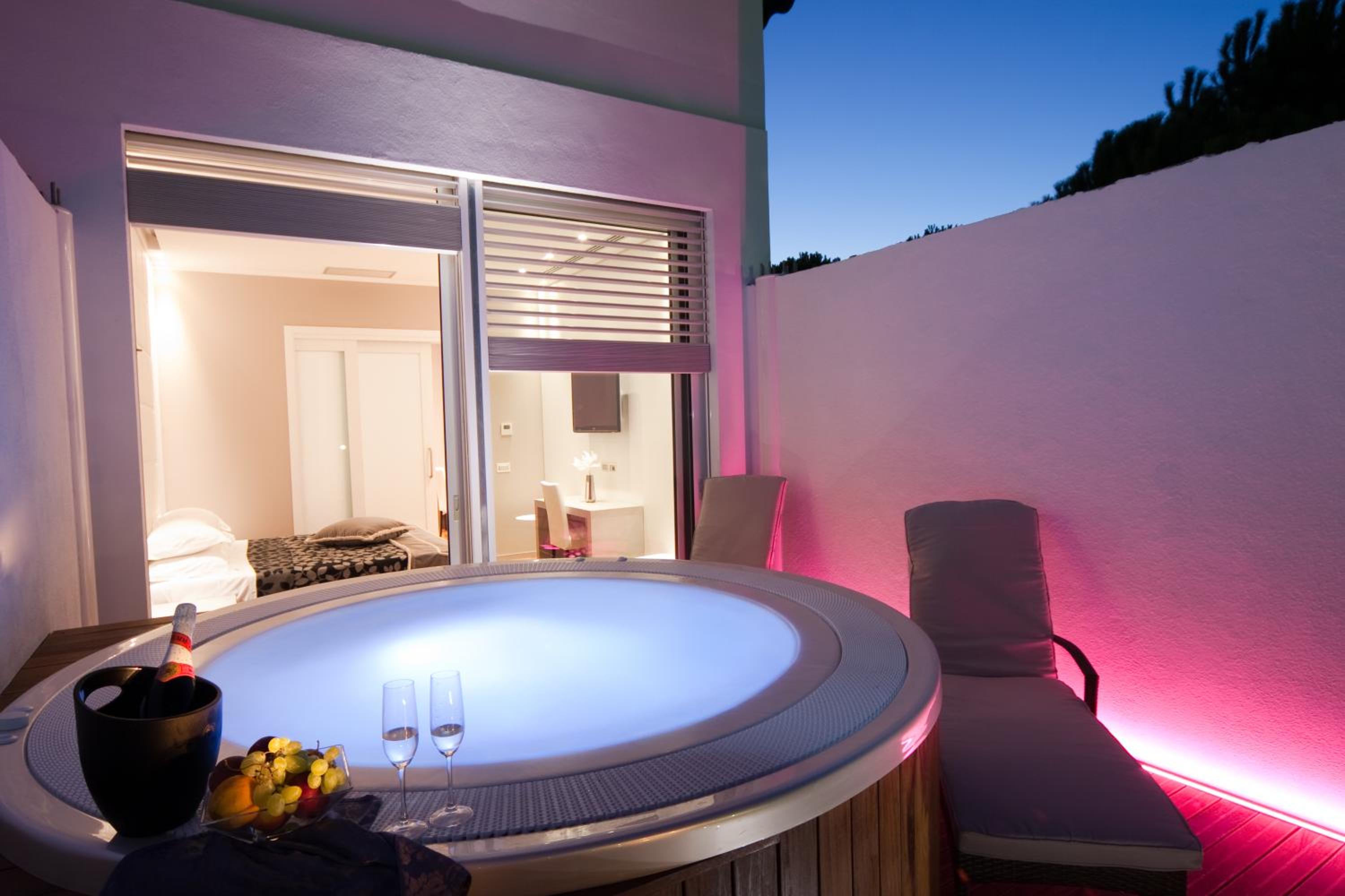 Suite with Hot Tub - Photo 6