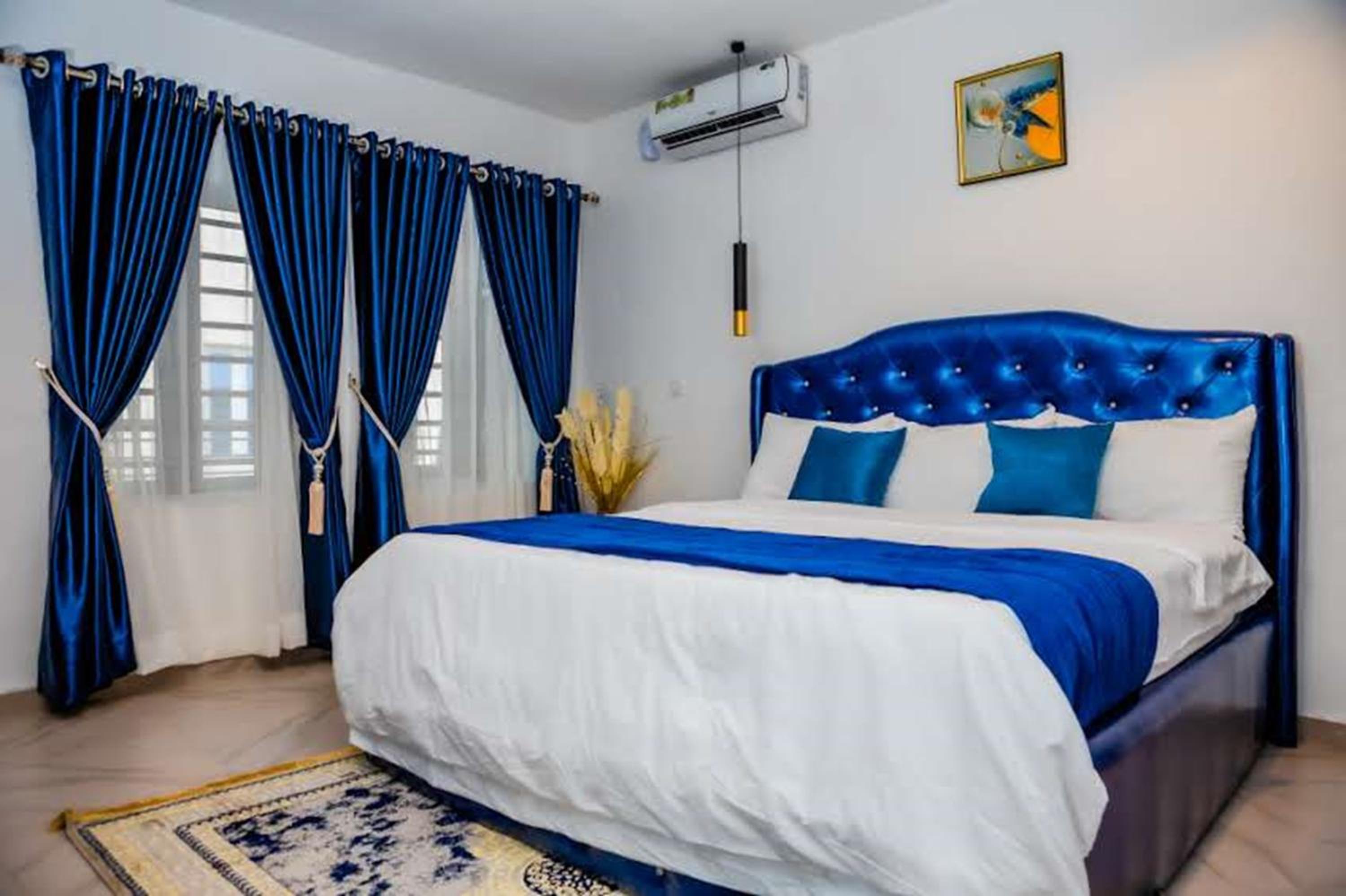 Executive Suite - Photo 2