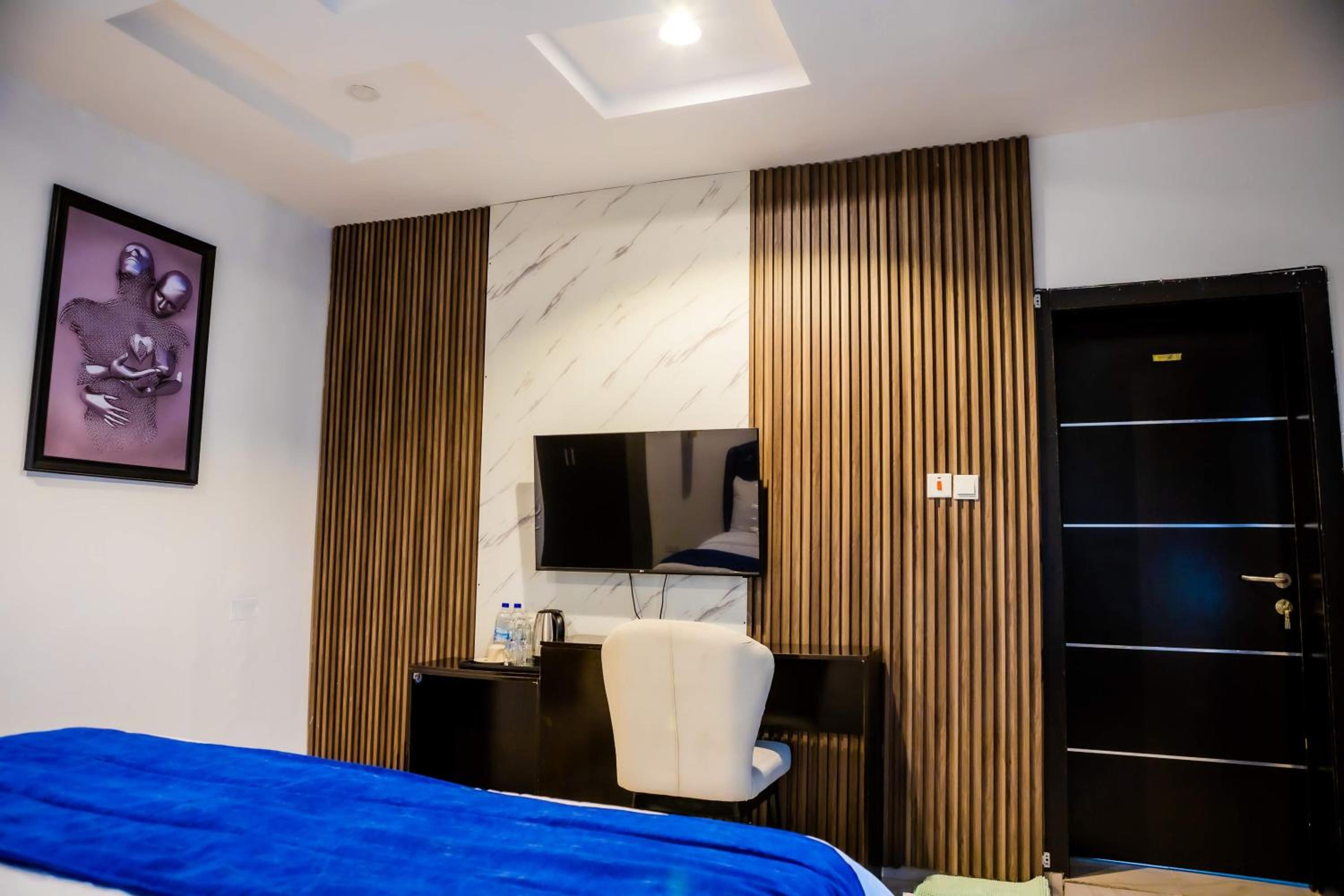 Executive Suite - Photo 3