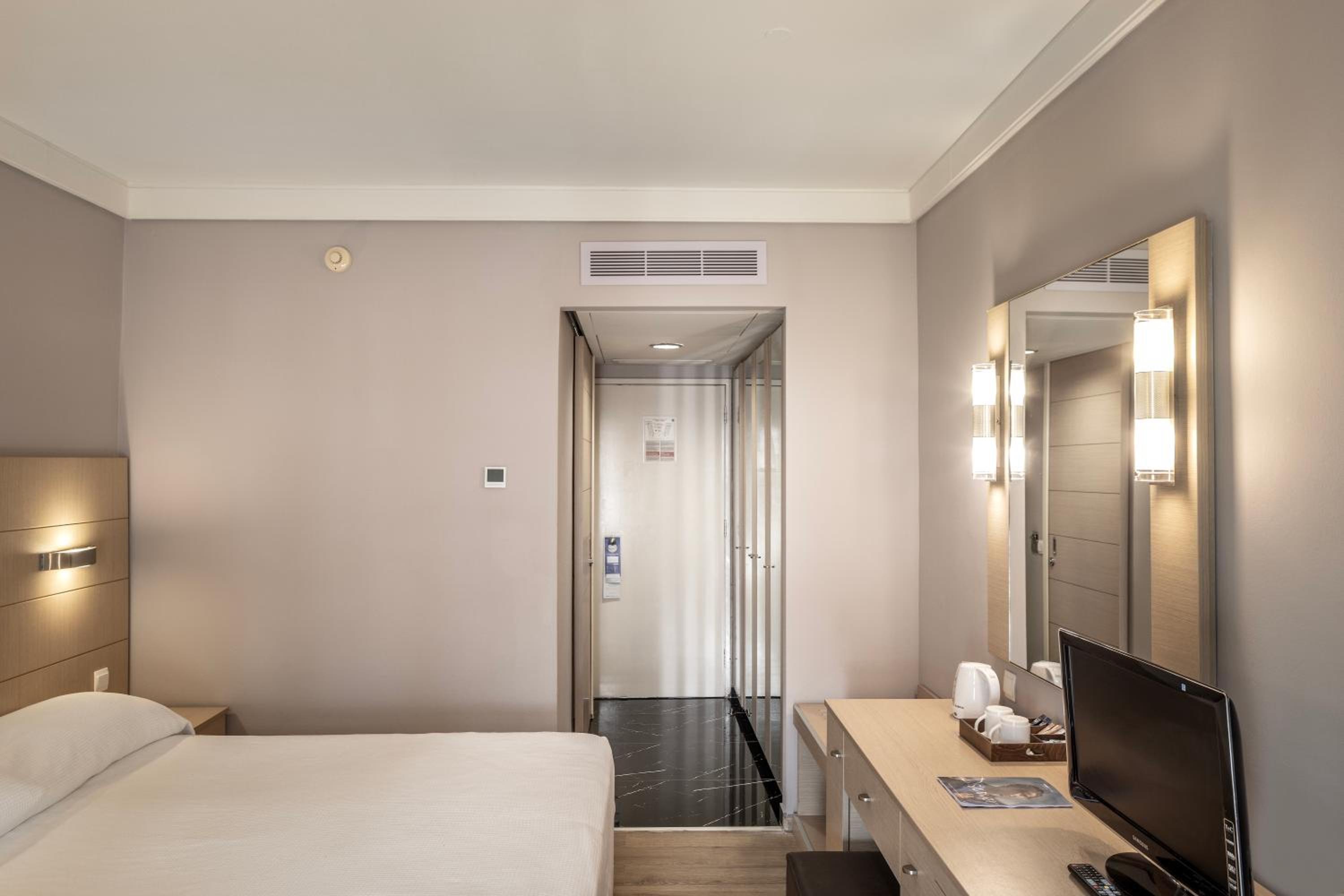 Double or Twin Room - Photo 1