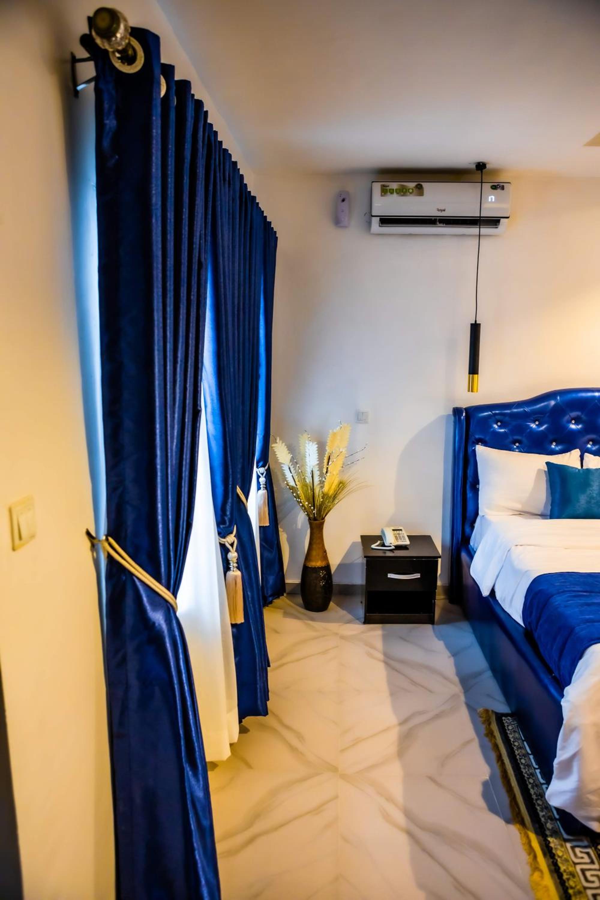 Executive Suite - Photo 5