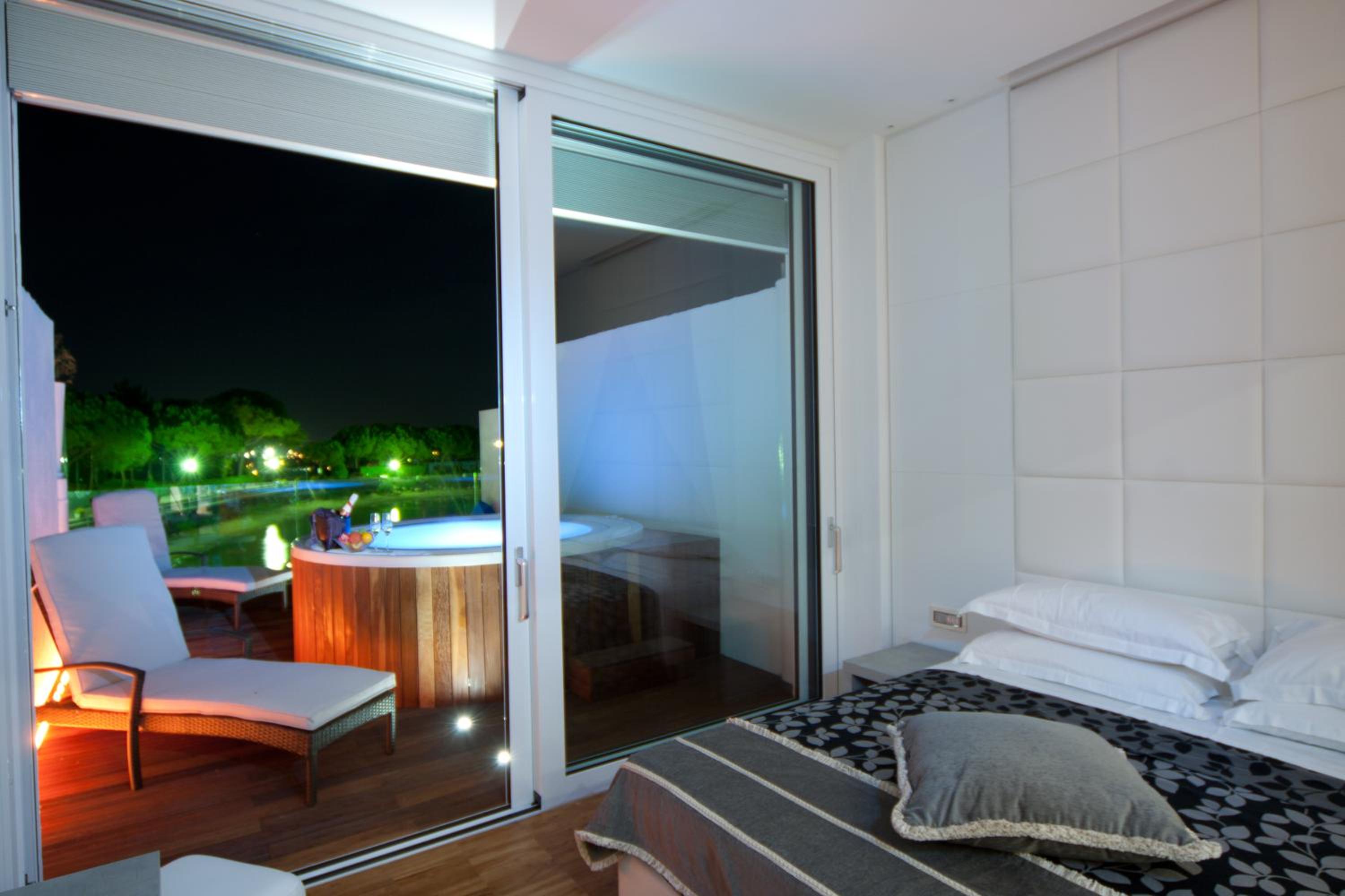 Suite with Hot Tub - Photo 8