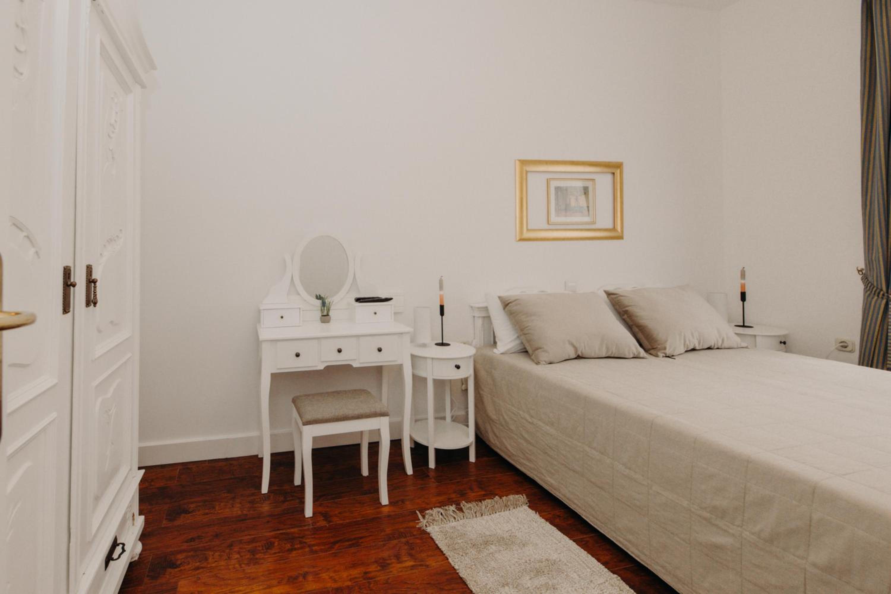 One-Bedroom Apartment photo 1