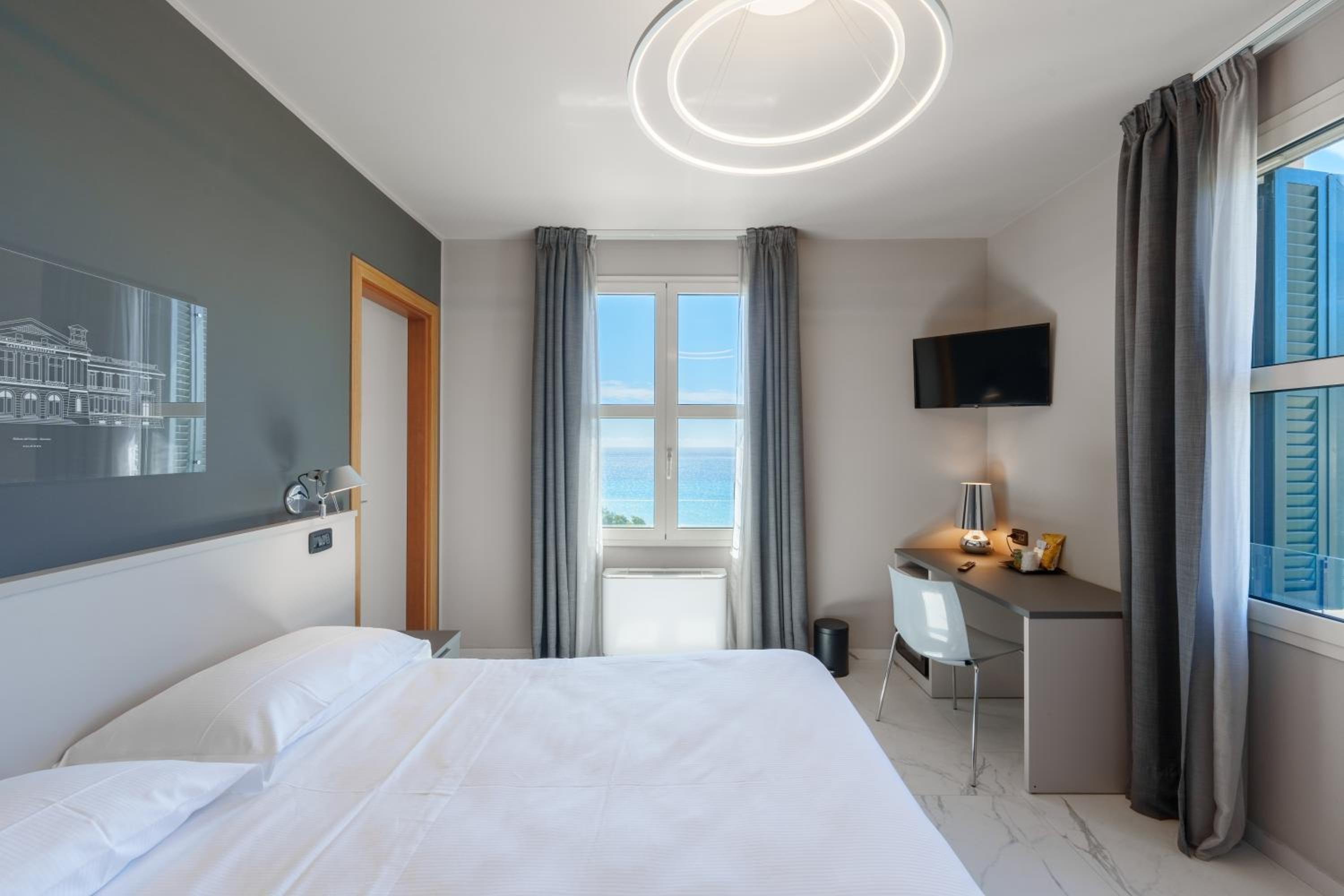 Superior Double Room - Main Building with Sea View - Photo 2