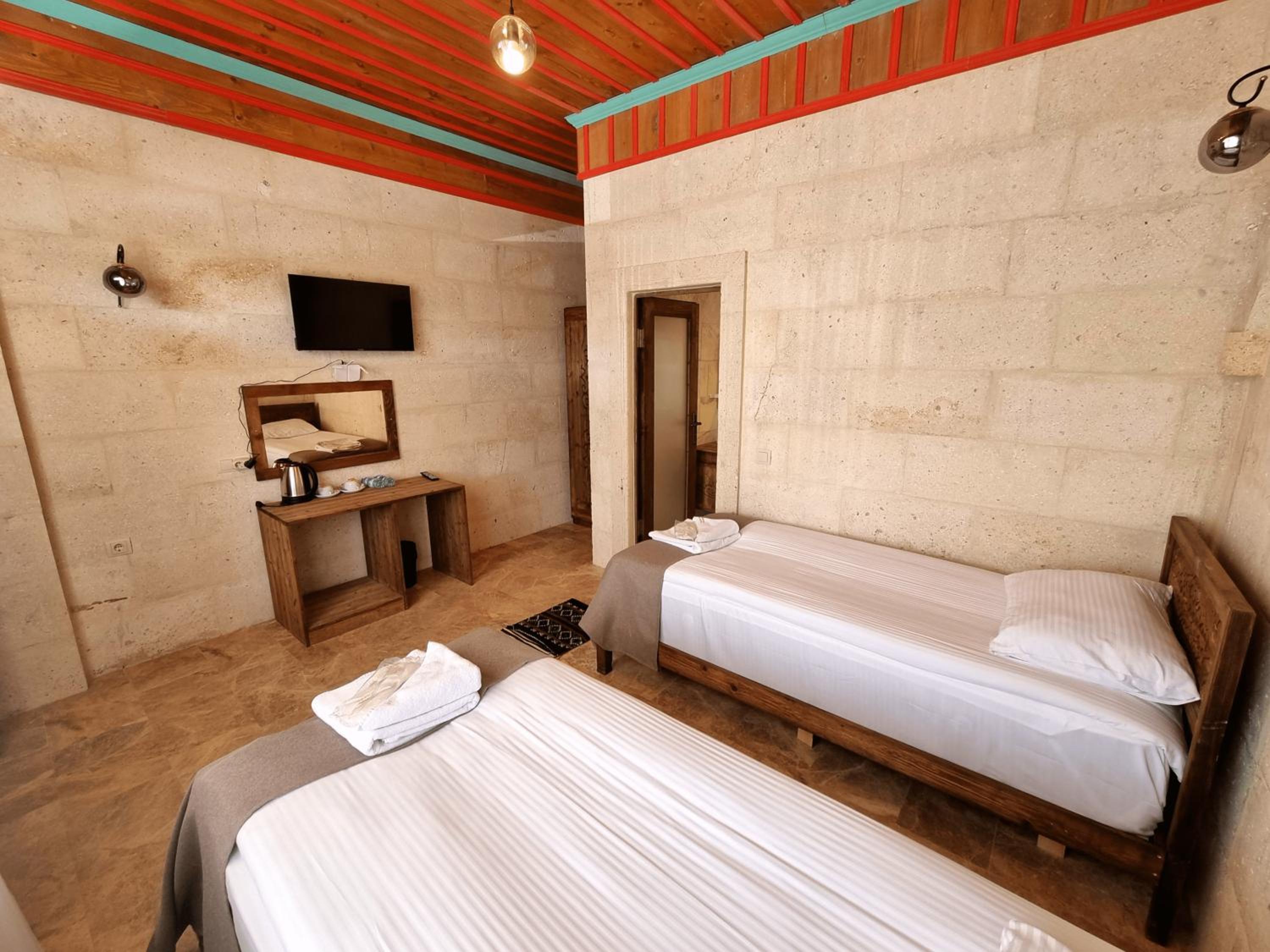 Basic Twin Room - Photo 2
