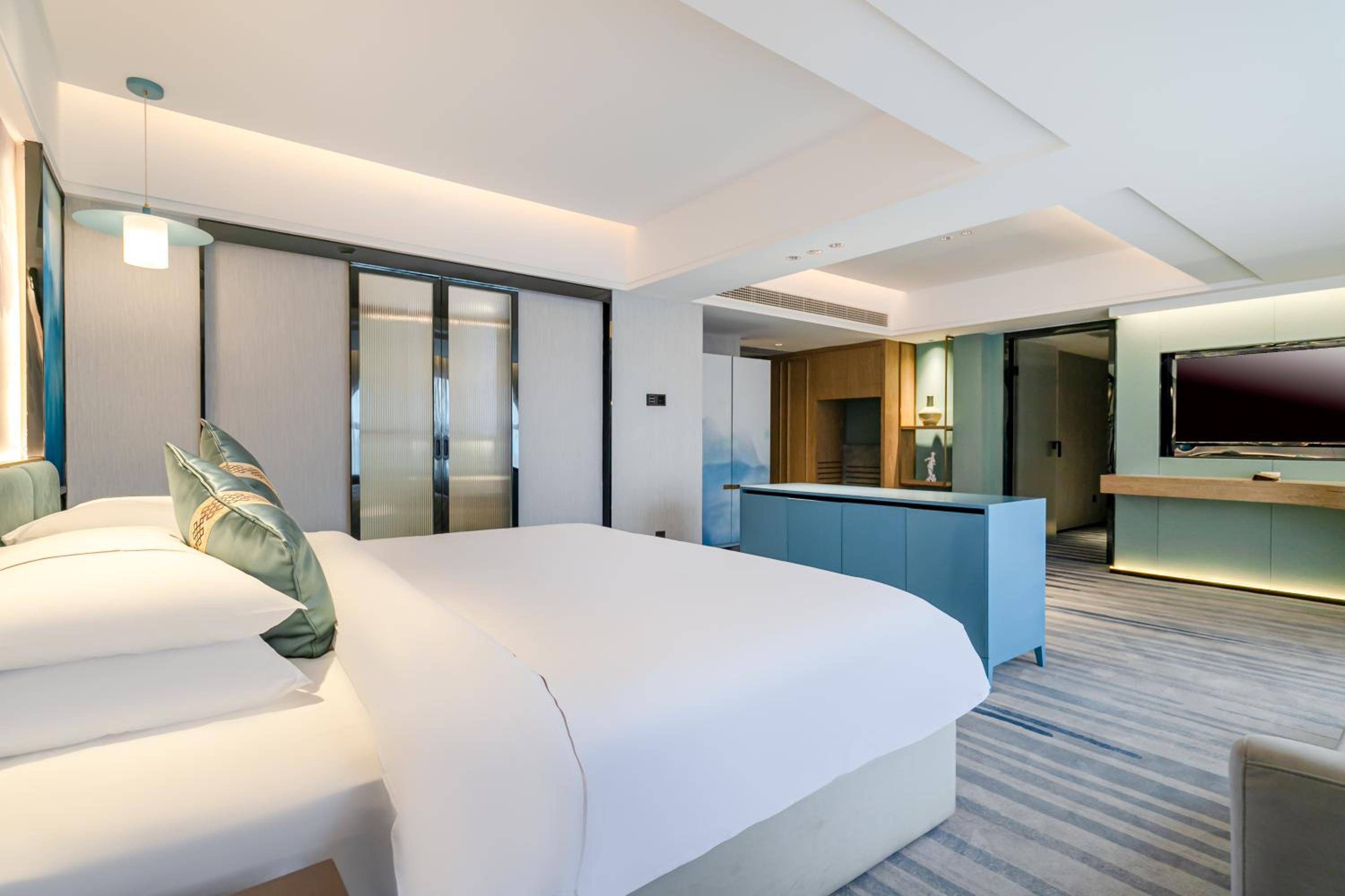 Deluxe Grand King Bed Room - Photo 5