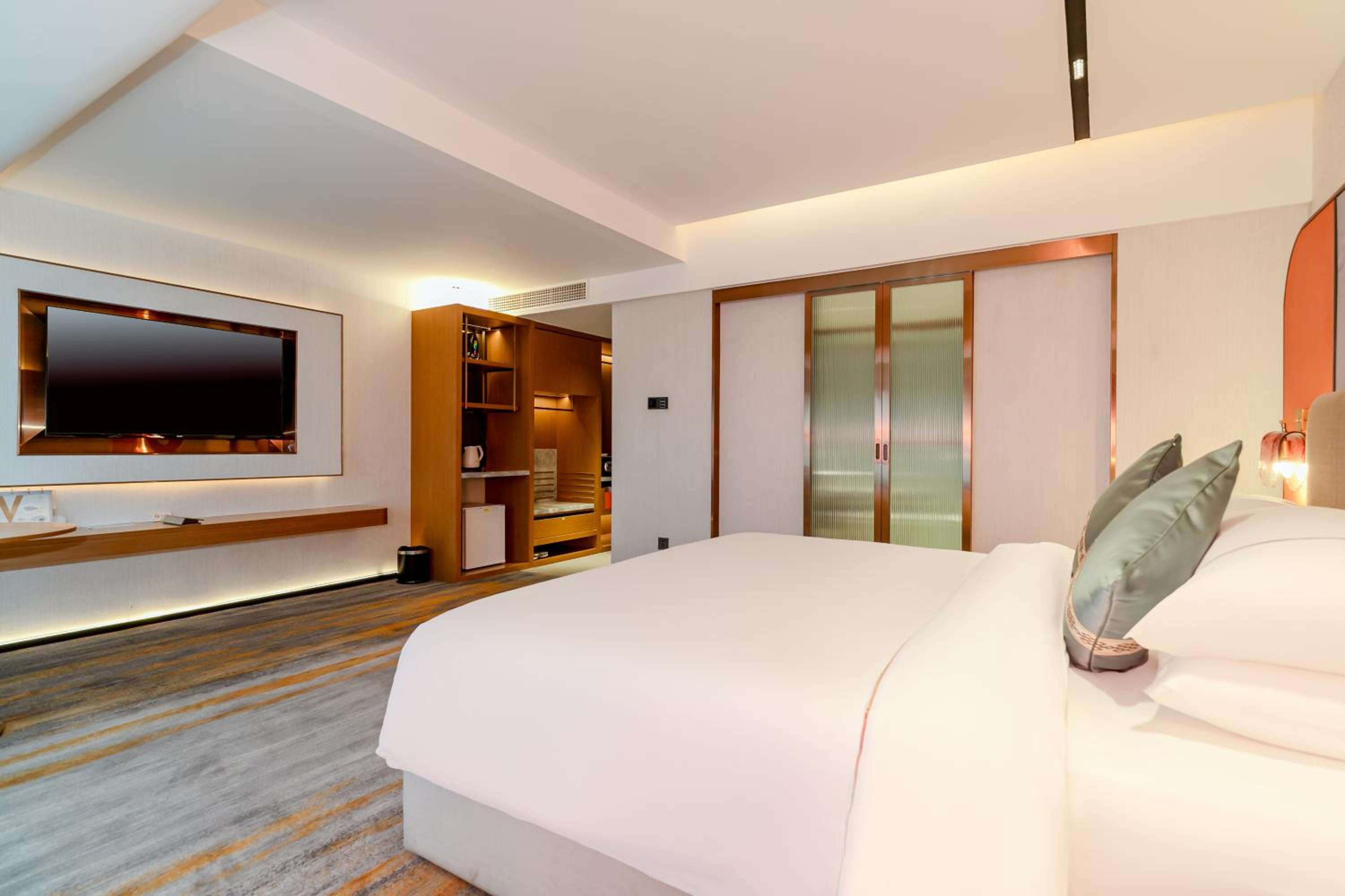 Deluxe Grand King Bed Room - Photo 6