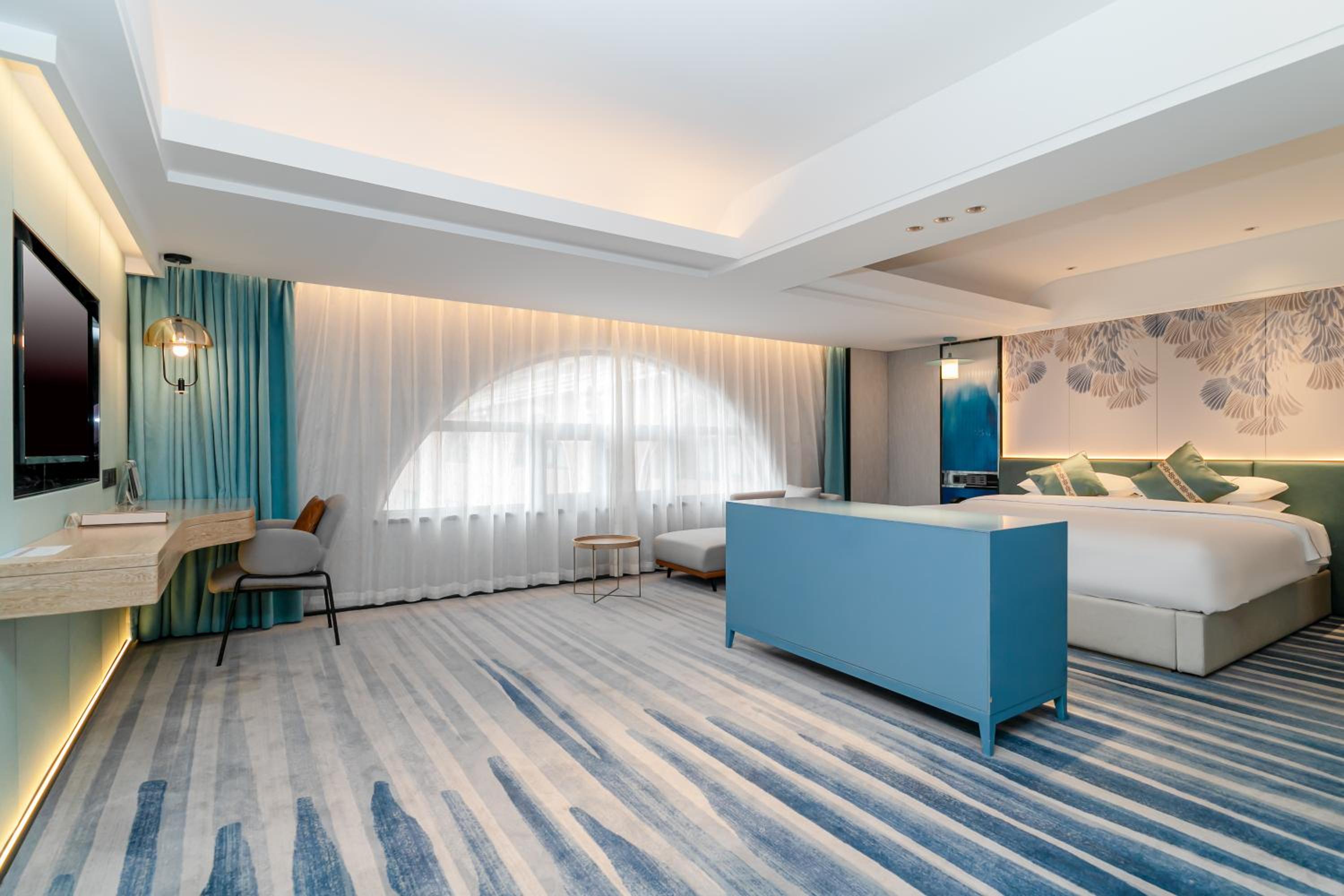 Deluxe Grand King Bed Room - Photo 8