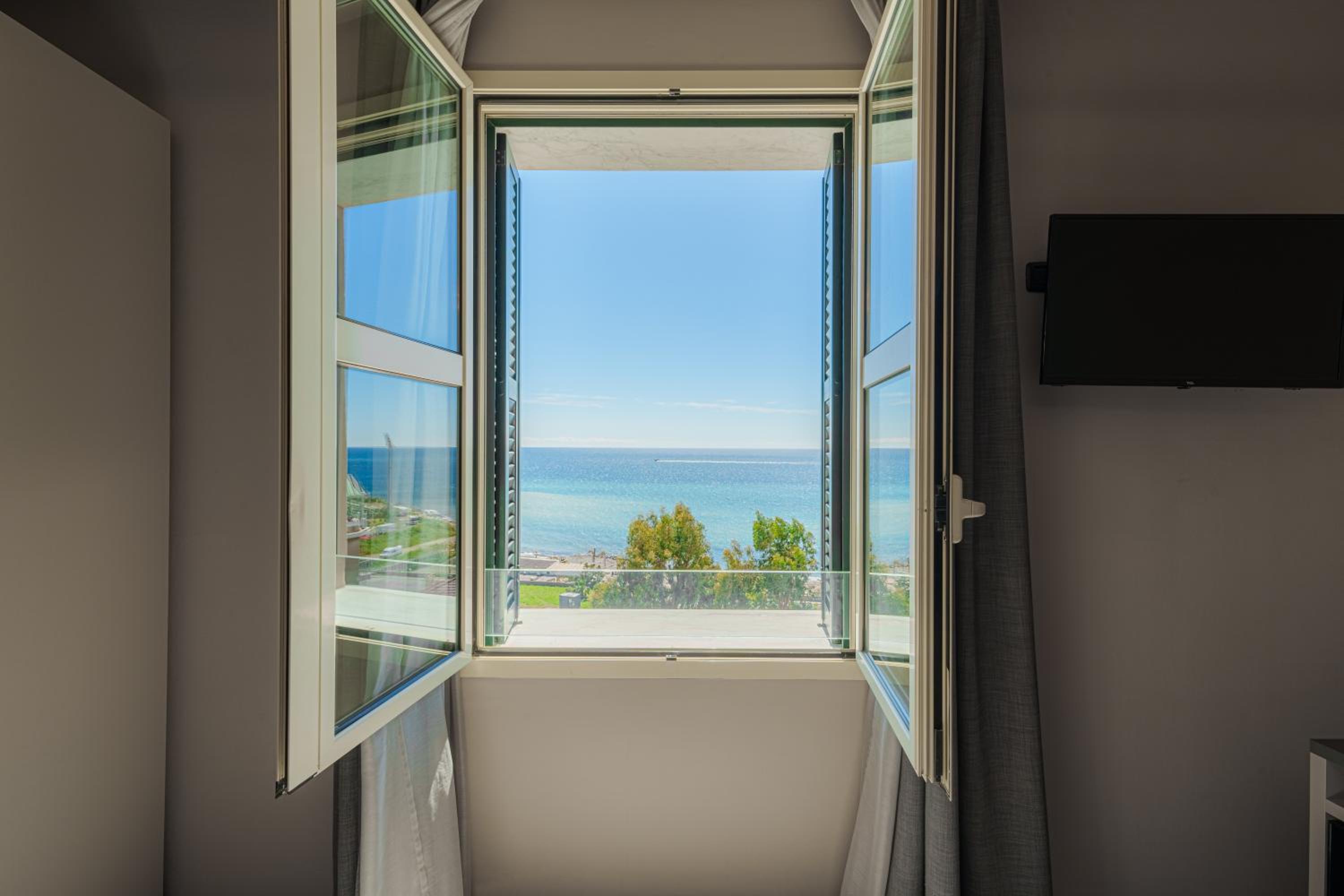 Deluxe Double Room - Main Building with Sea View - Photo 5