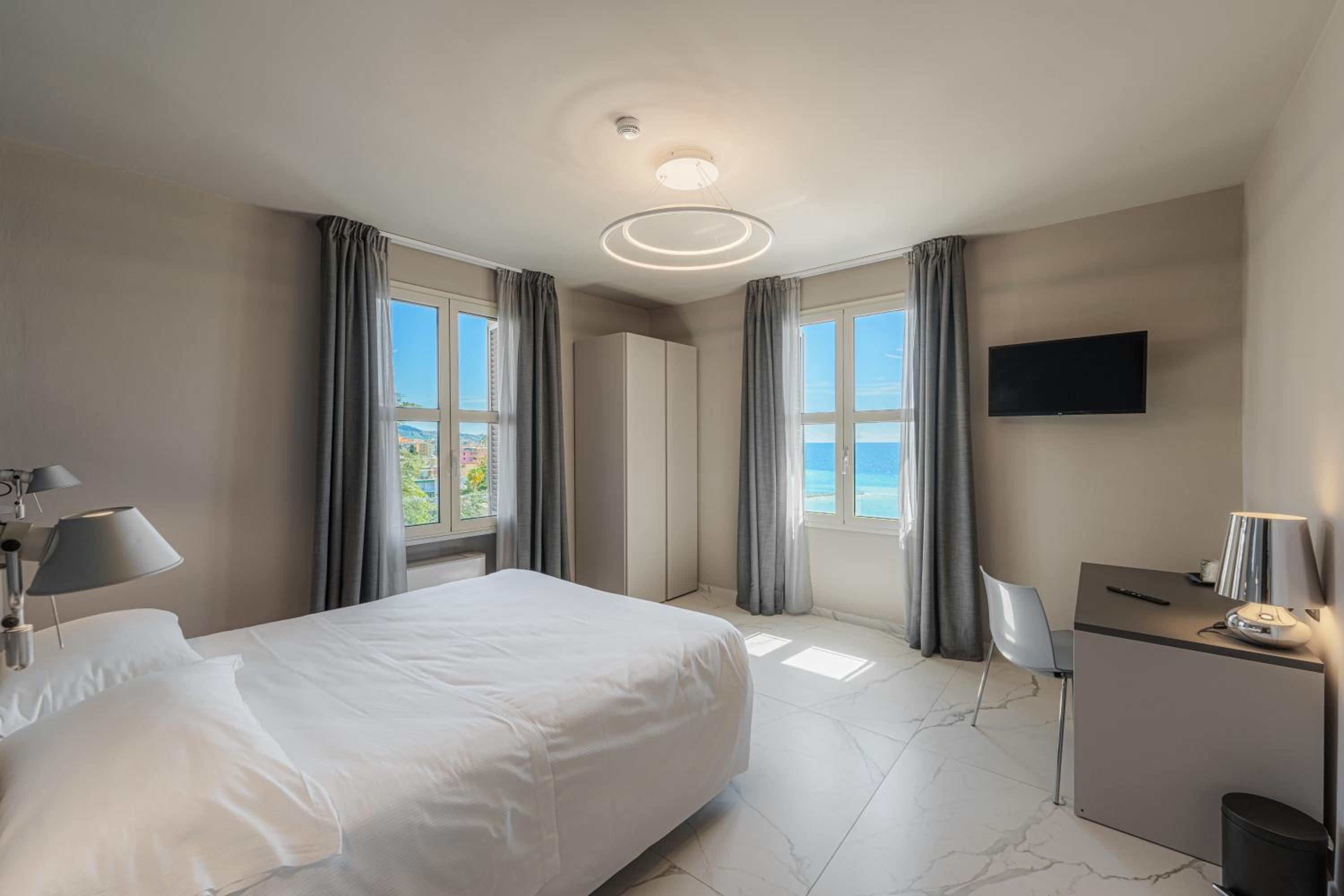 Deluxe Double Room - Main Building with Sea View - Photo 1
