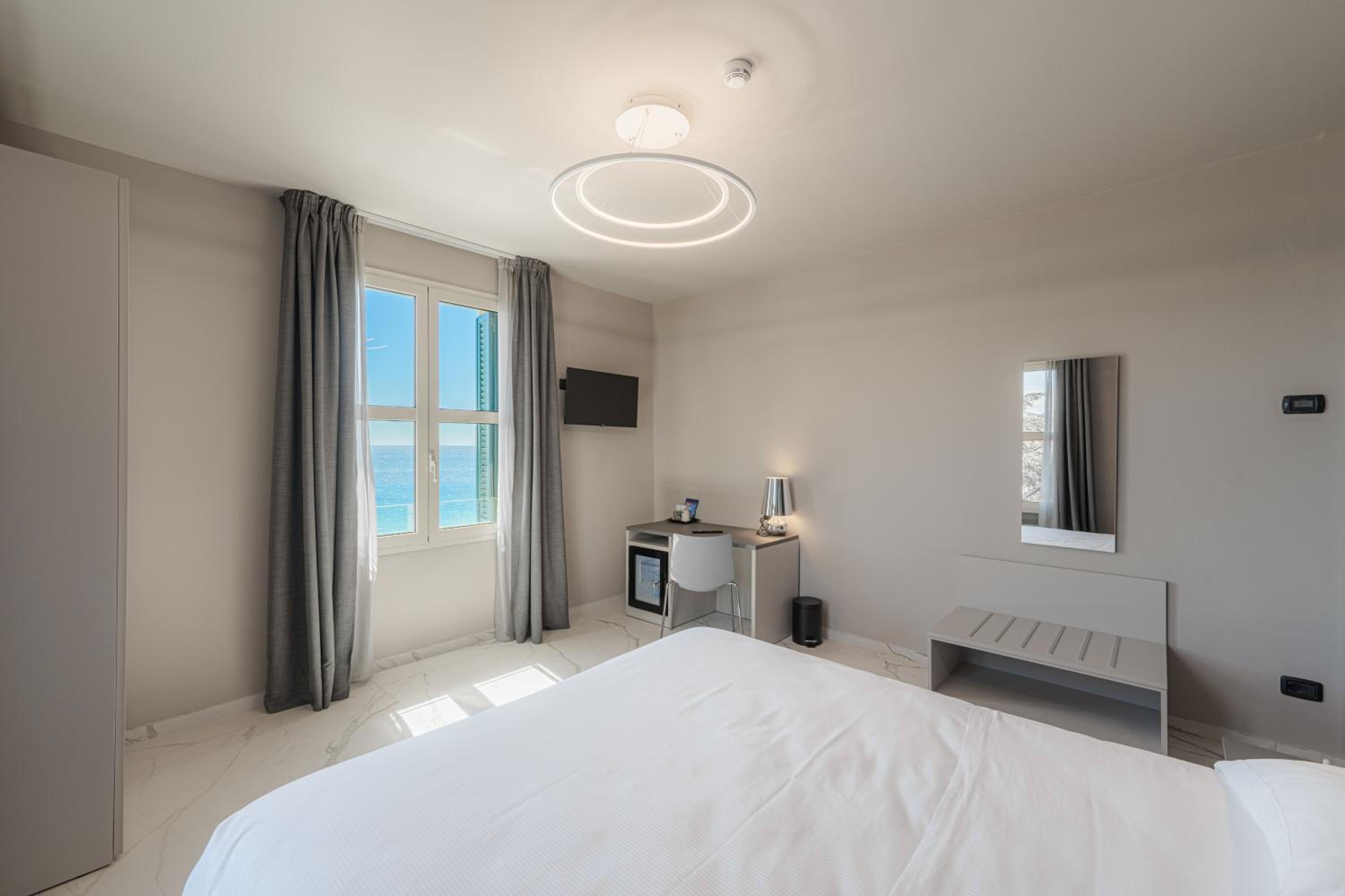 Deluxe Double Room - Main Building with Sea View - Photo 4