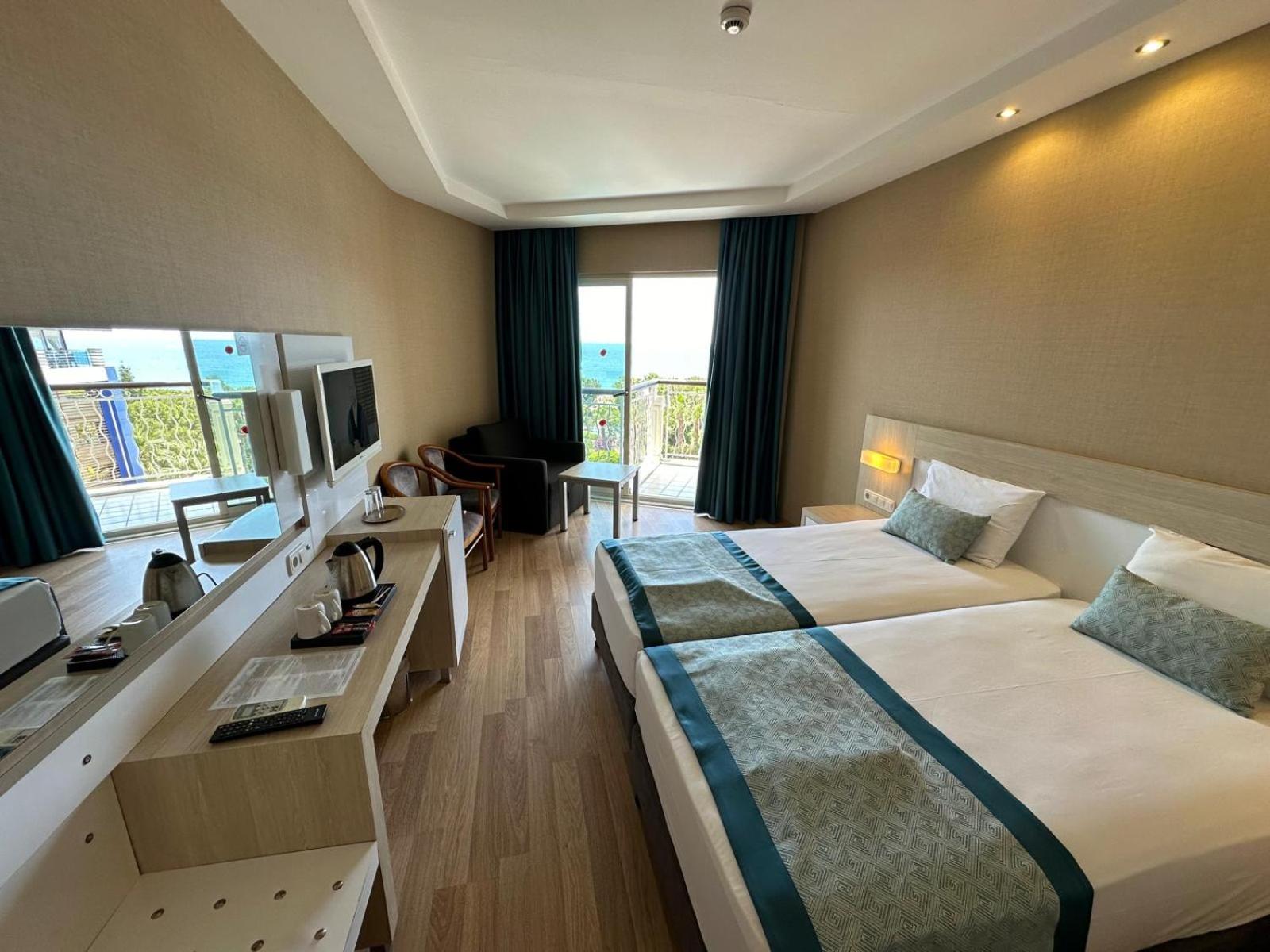 Double Room with Balcony and Sea View - Photo 1
