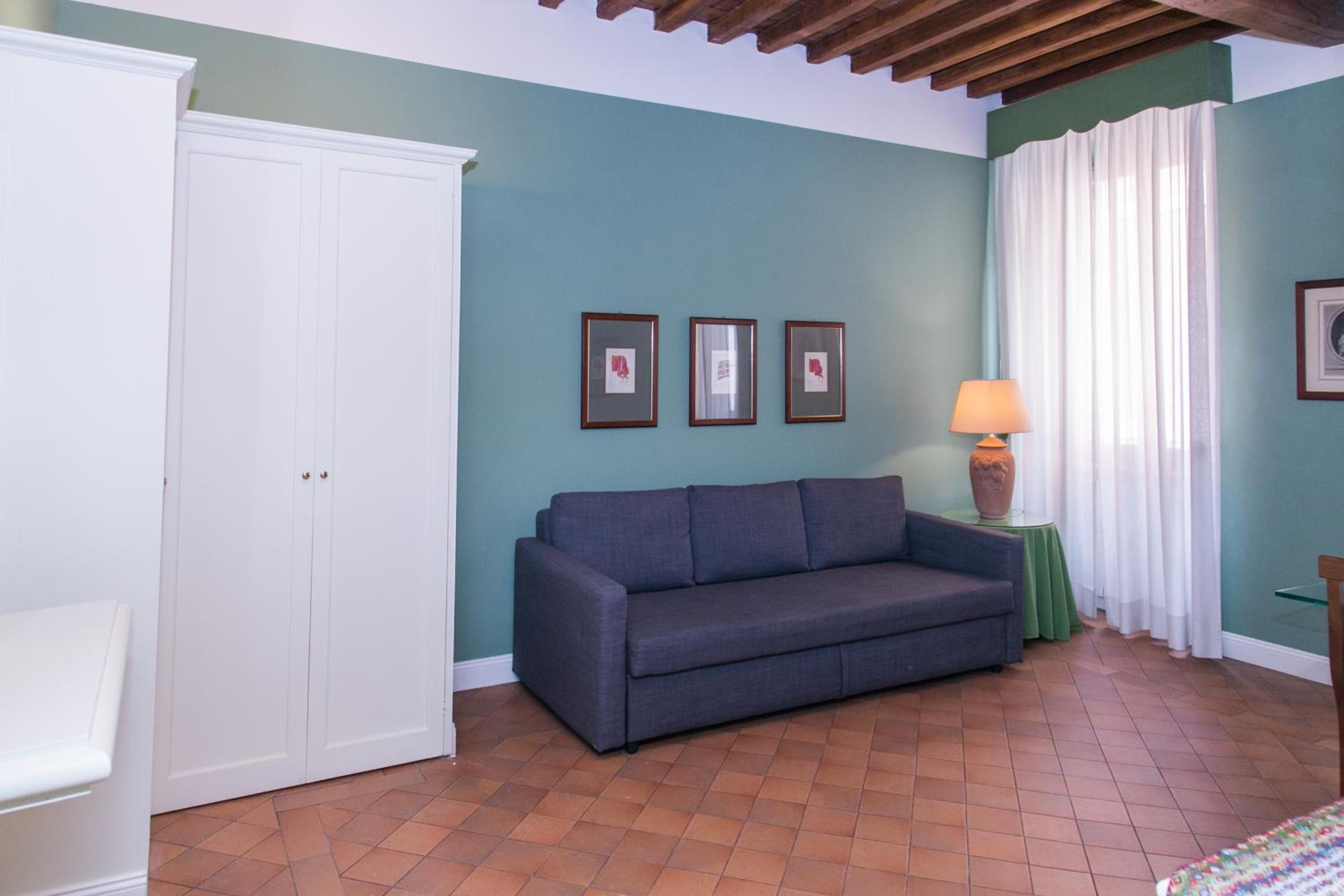 One-Bedroom Deluxe Apartment