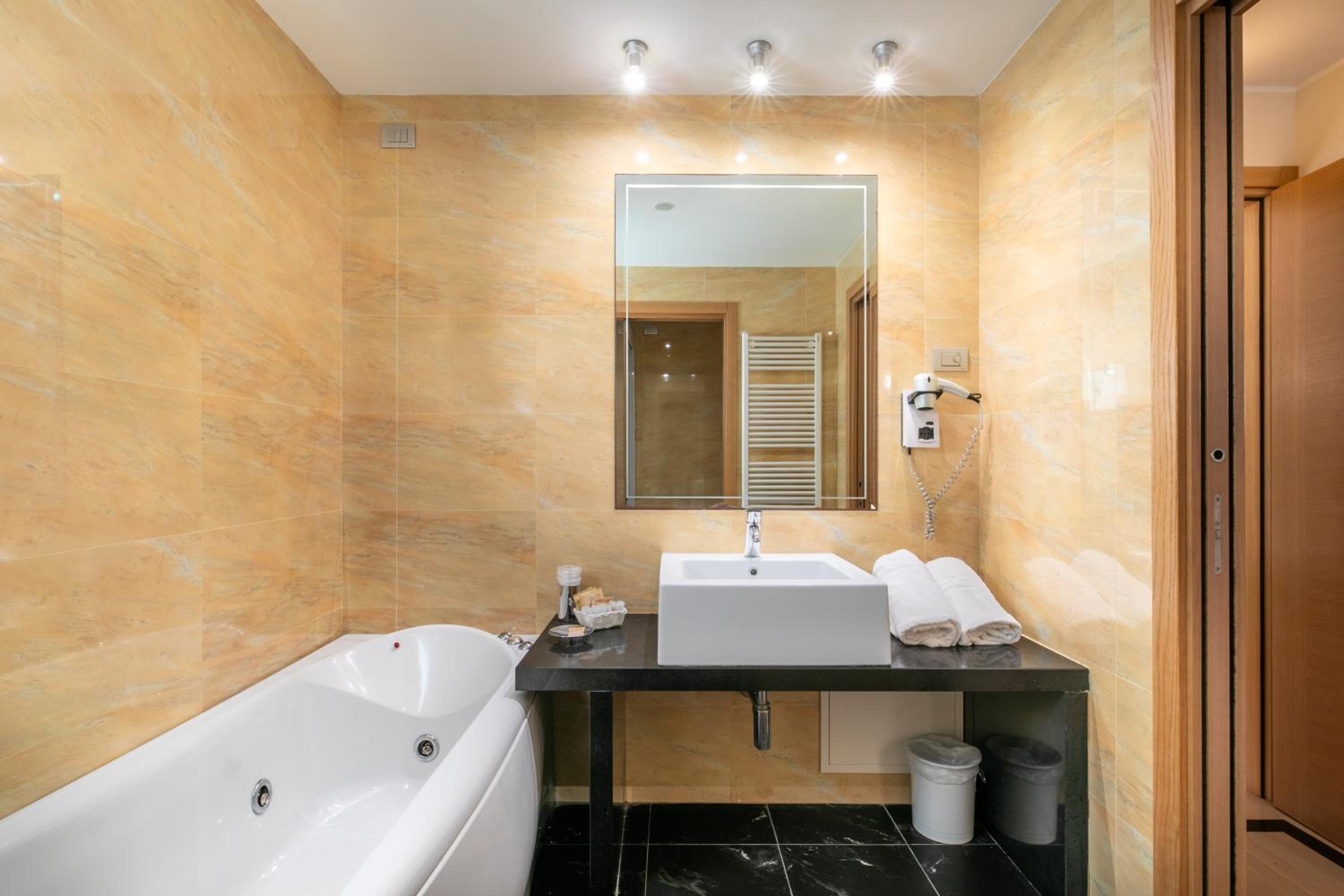 Suite - Photo 3