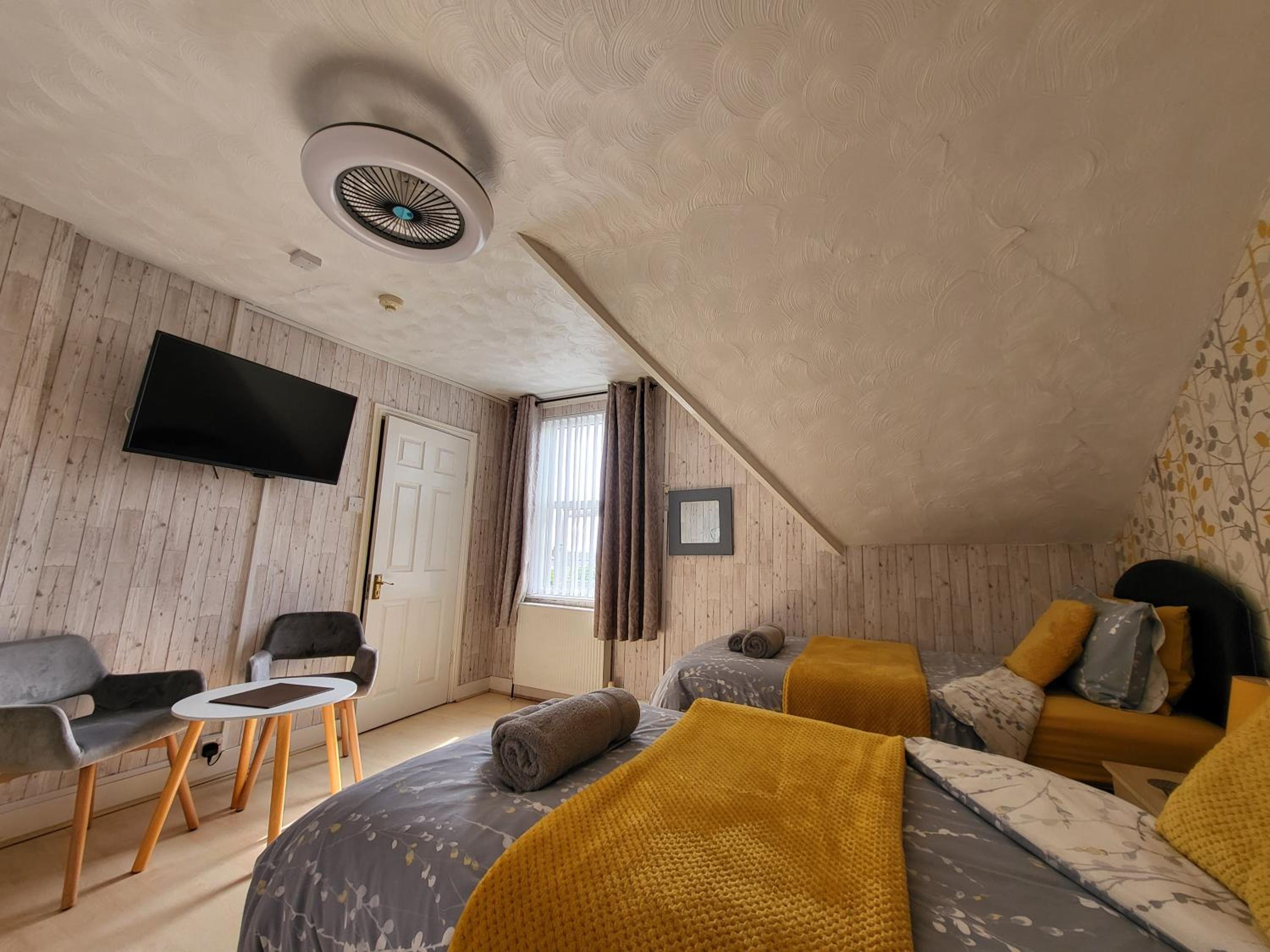 Twin Room with Private Bathroom photo 2