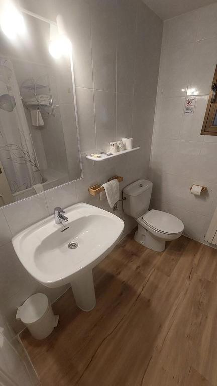 Twin Room - Photo 3