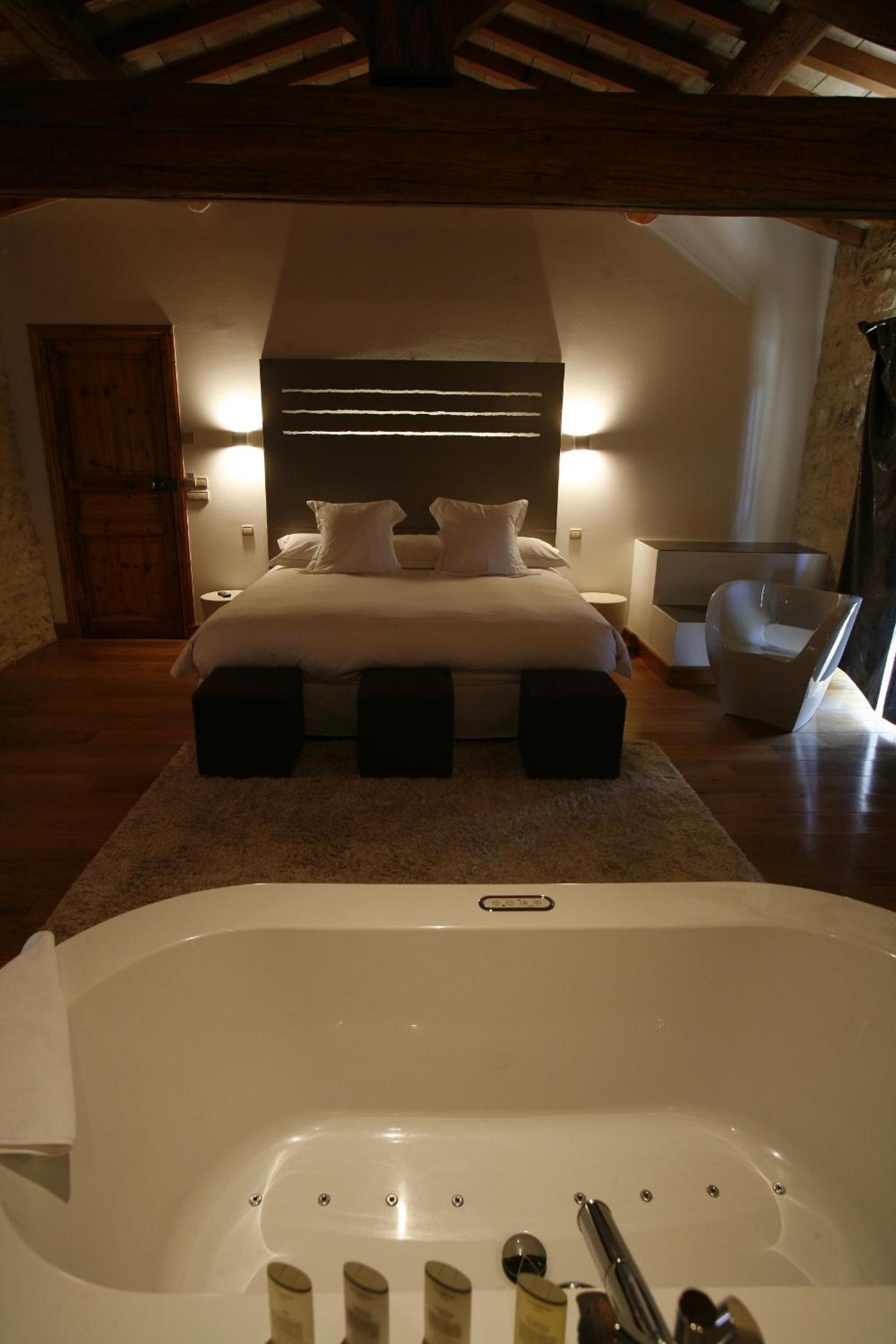 Deluxe Room - Main Building - Photo 9
