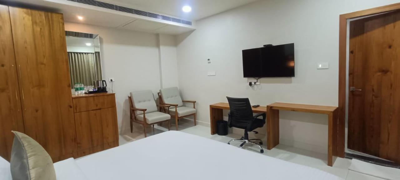 Deluxe King Room photo 2